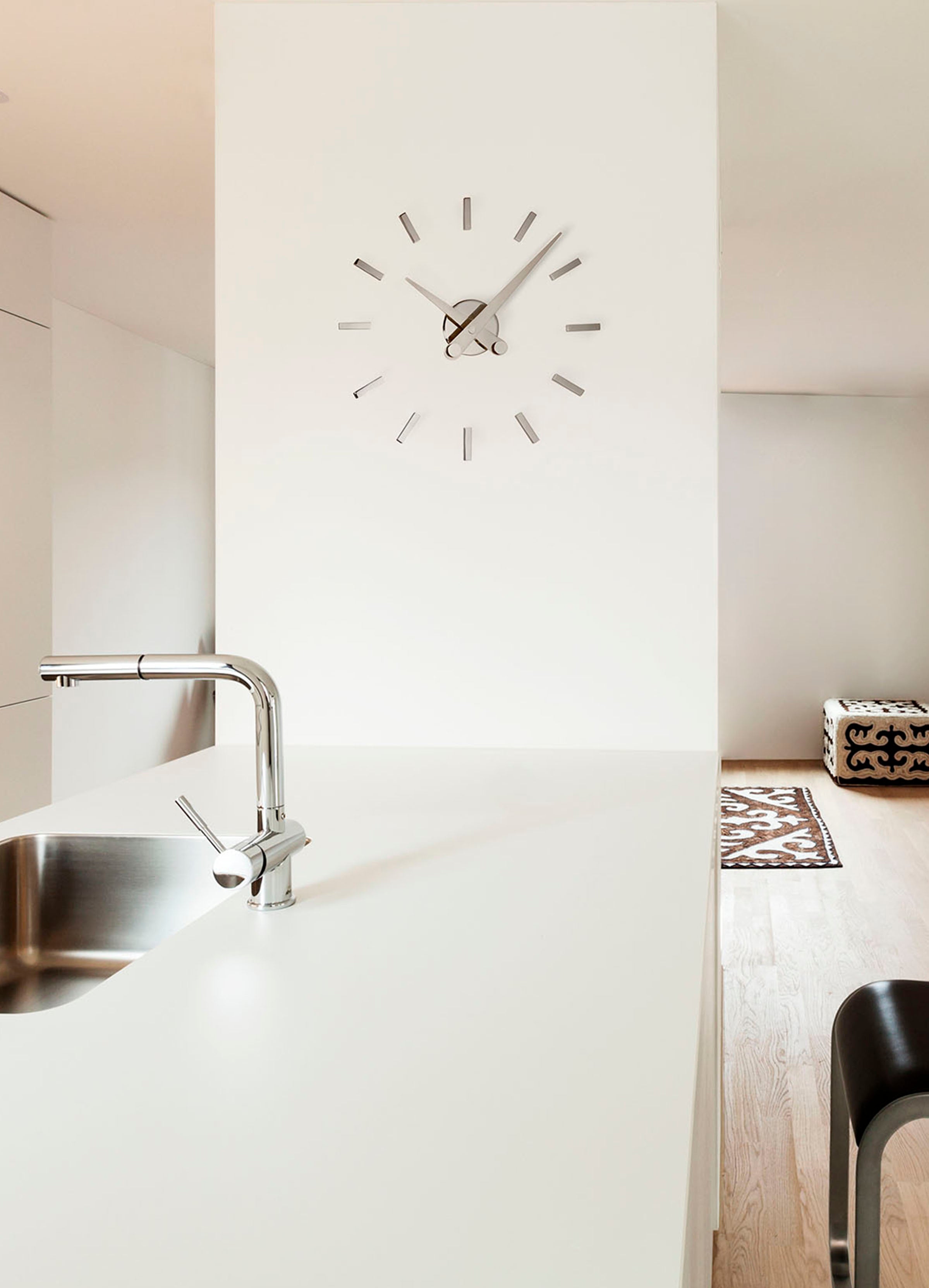 Wanduhr PUNTOS SUSPENSIVOS verchromt mit schwarzer Oberfläche