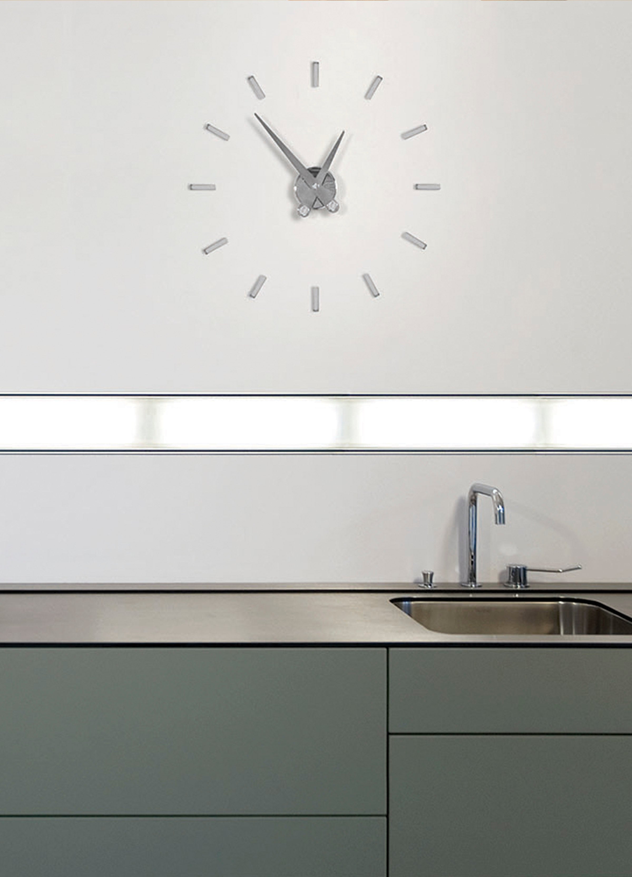 Wanduhr PUNTOS SUSPENSIVOS verchromt mit schwarzer Oberfläche