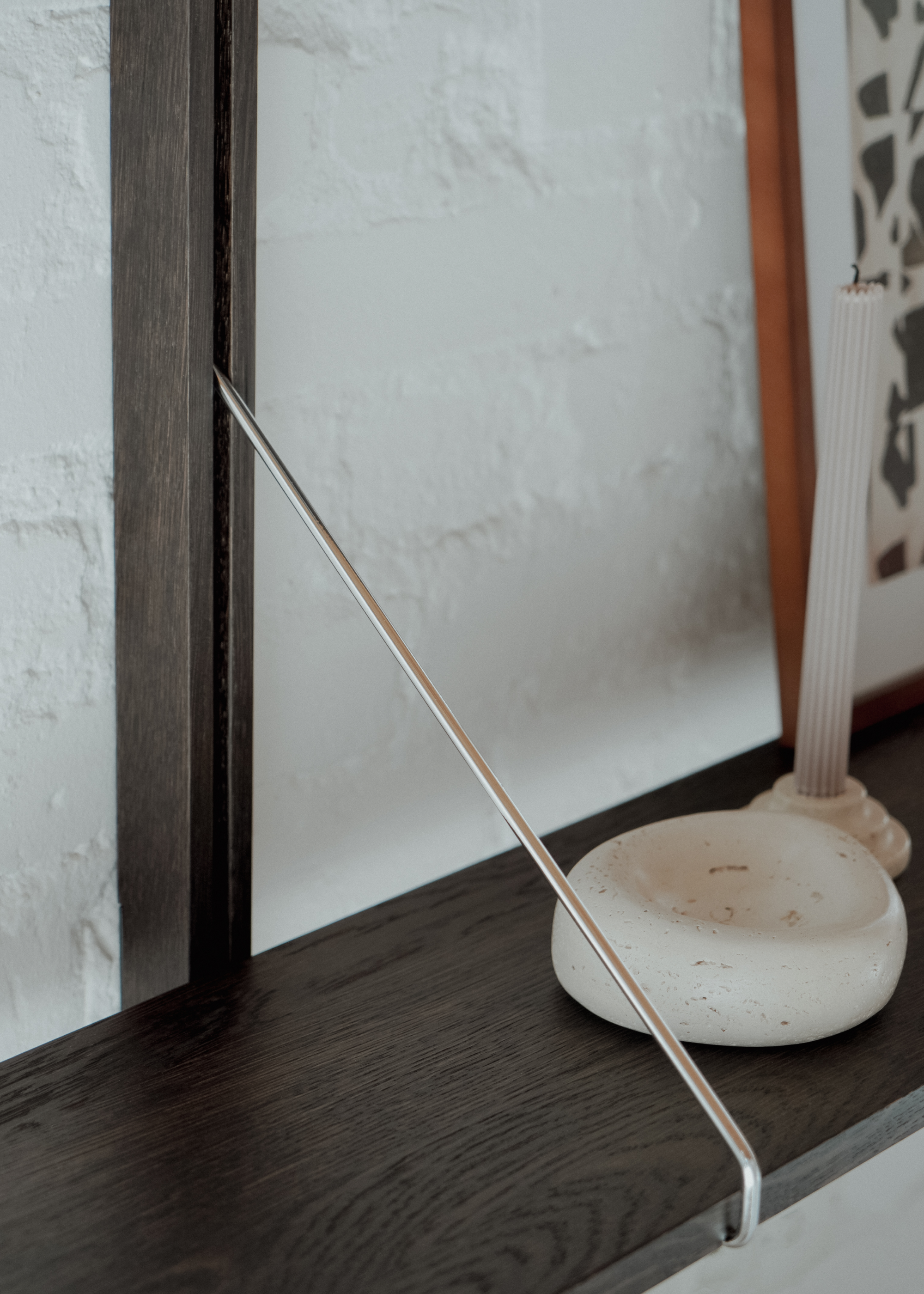 Wandregal RODD aus schwarzem Eichenholz