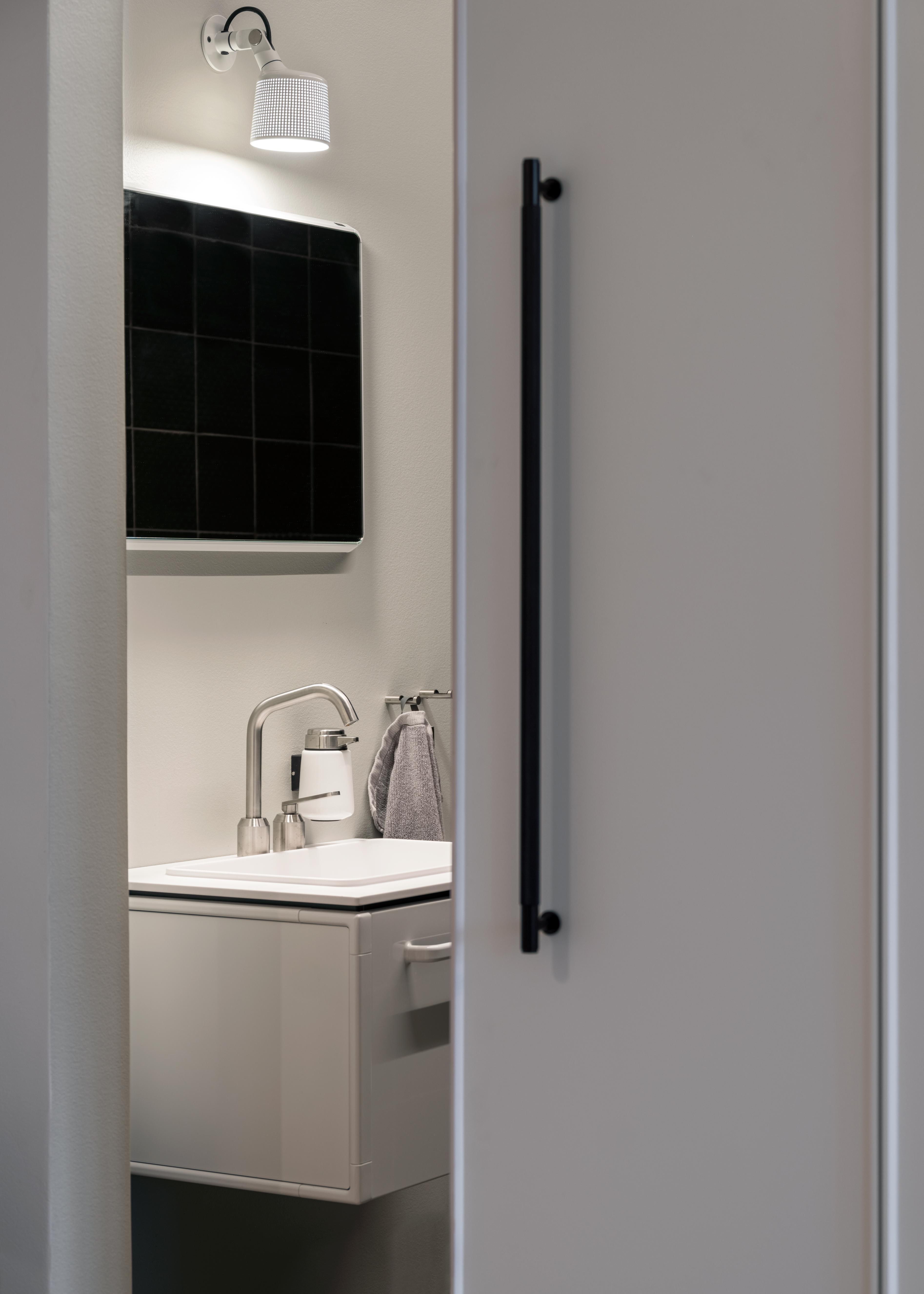 Lustro badkamer VIPP witte aluminium lijst