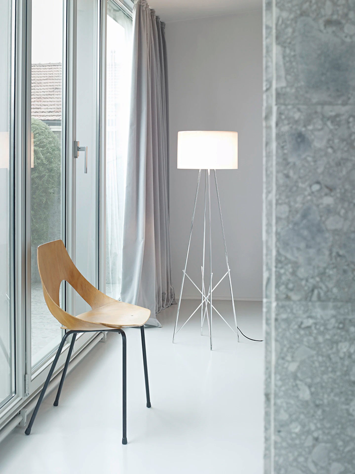 Vloerlamp RAY wit met metalen voet