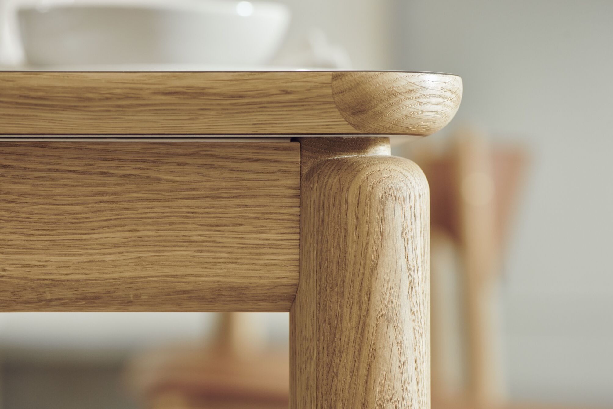 Ronya -Tisch, gebleichtes Eichenfurnier mit einer weißten Basis