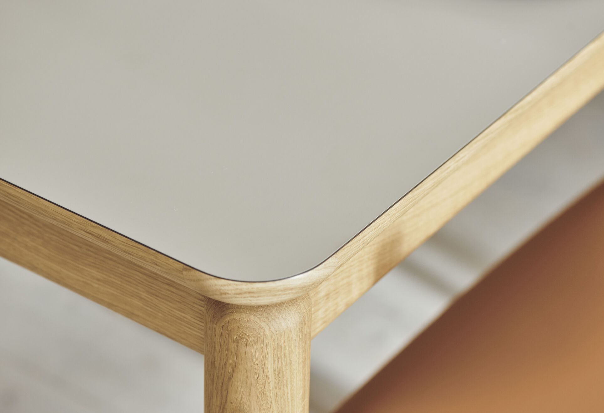 Ronya -Tisch, gebleichtes Eichenfurnier mit einer weißten Basis