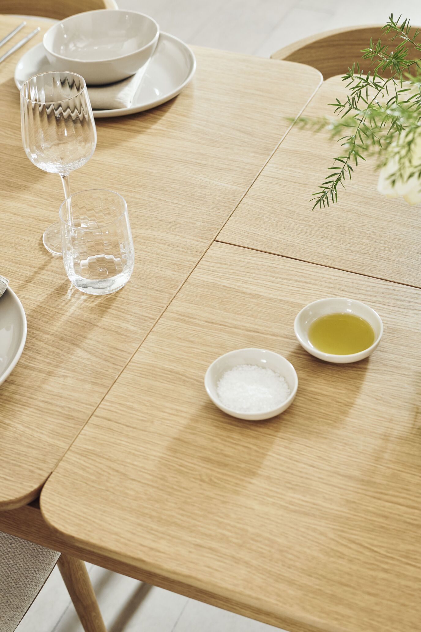 Ronya -Tisch, gebleichtes Eichenfurnier mit einer weißten Basis