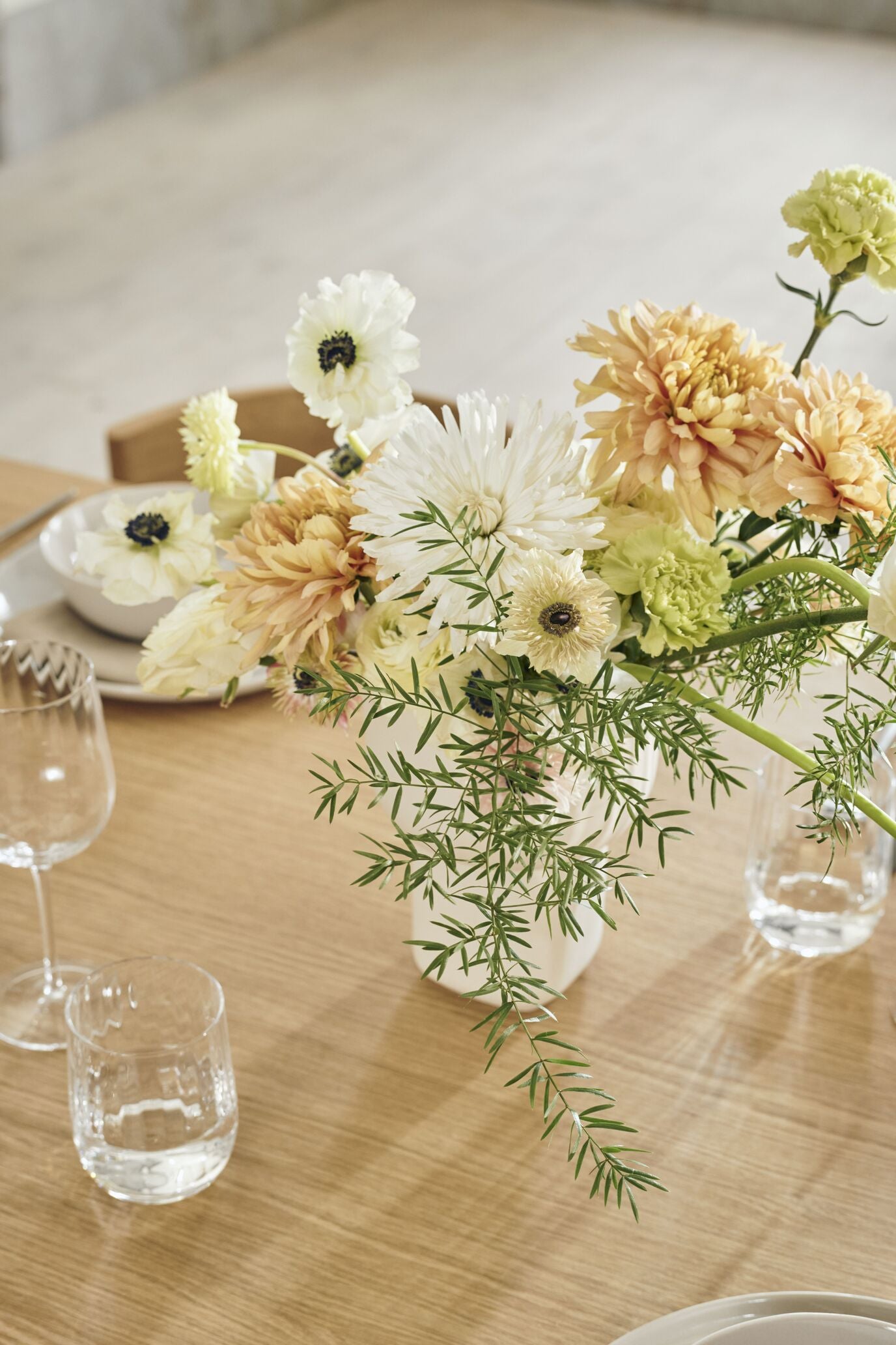 Ronya -Tisch, gebleichtes Eichenfurnier mit einer weißten Basis