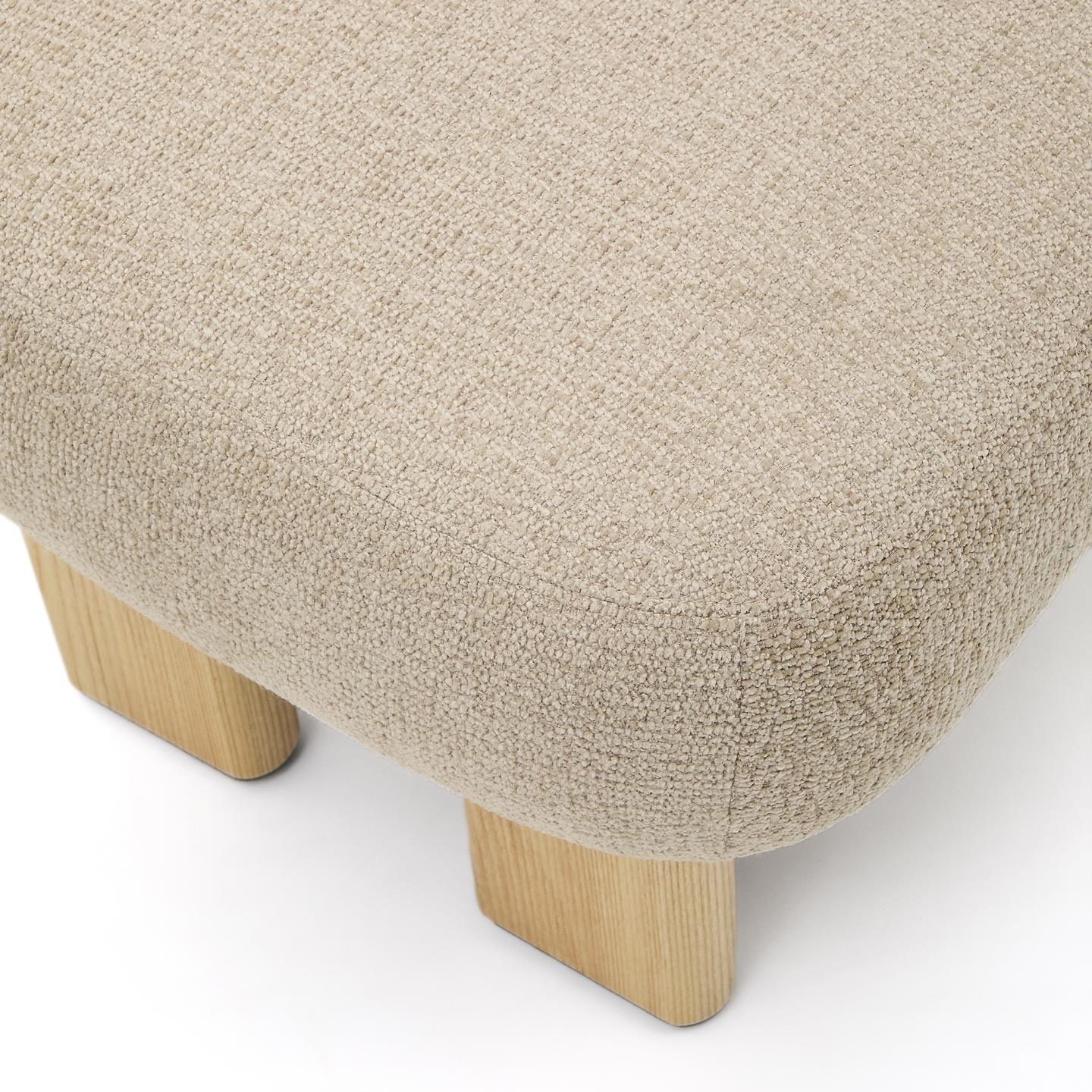 Puf NEMA beige chenille met een essen basis