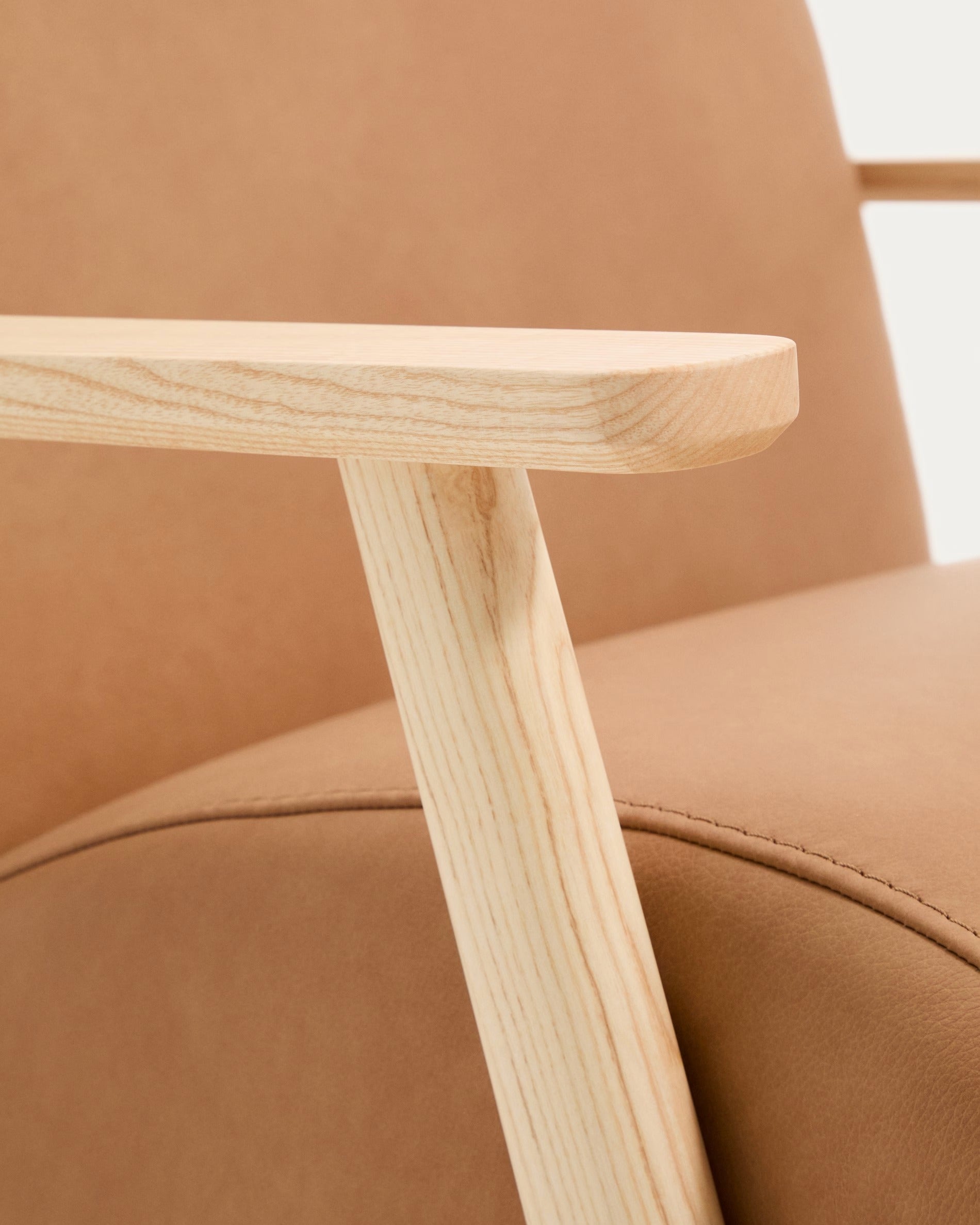 Fauteuil MEGHAN bruin leren met essen basis