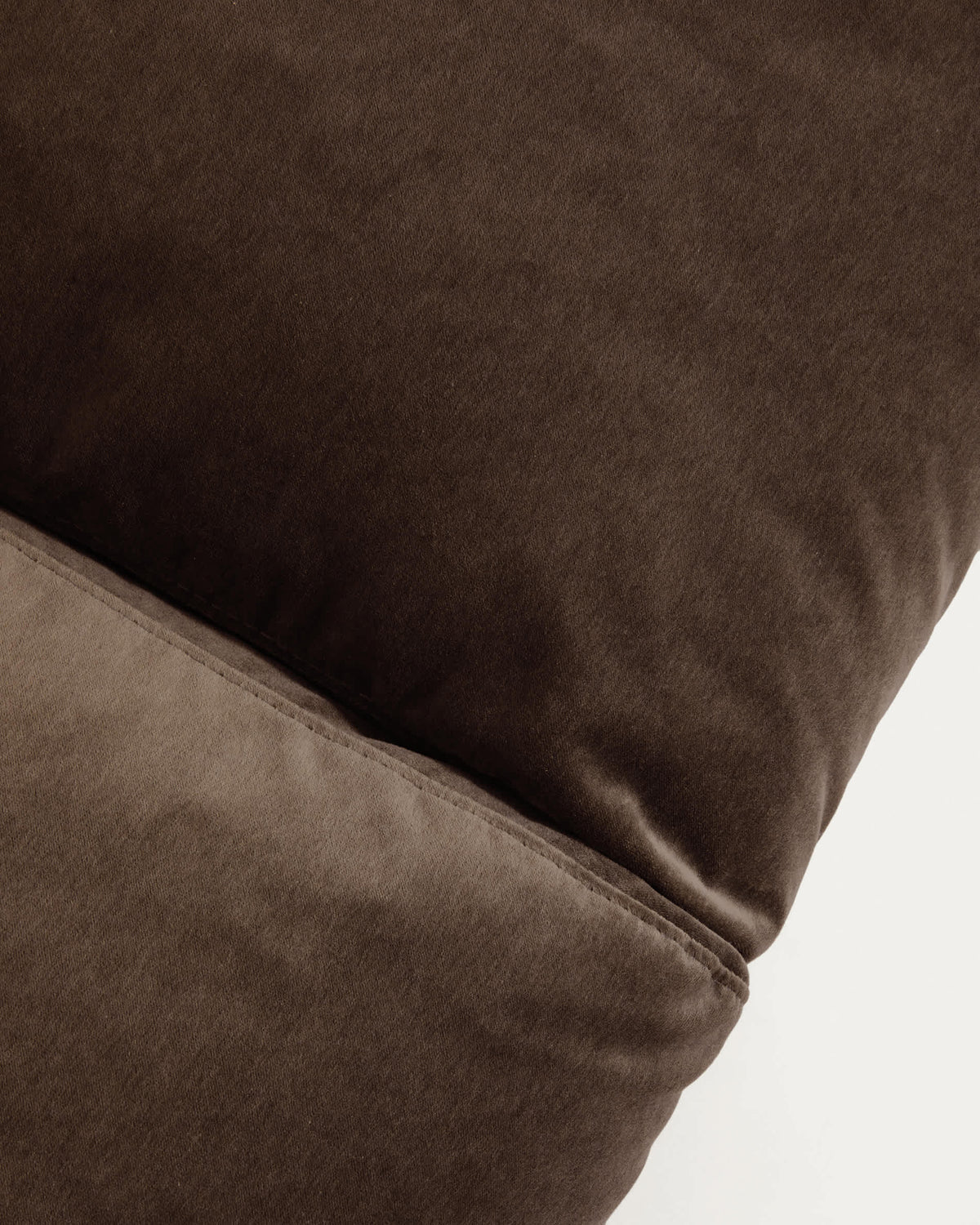 Sofa 4-osobowa VELIRO czekoladowy aksamit – ujęcie 10