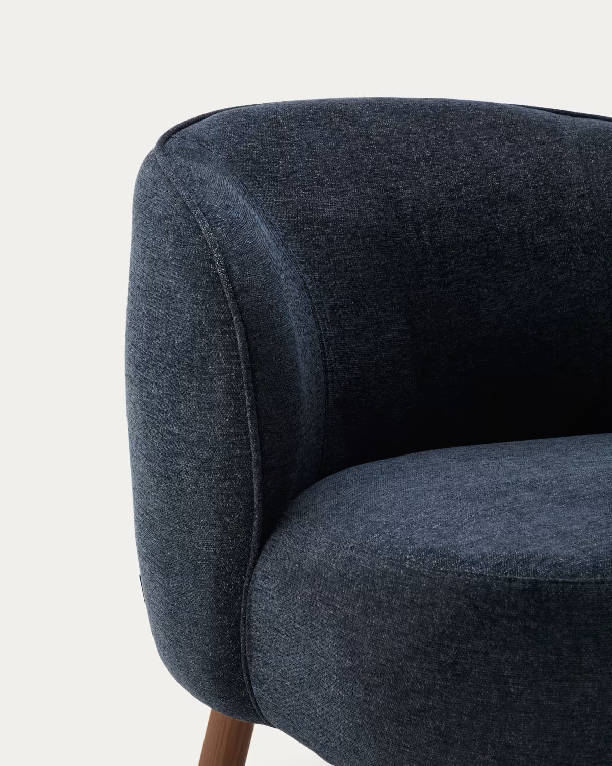 Fotel ULIT in blauwgrijs chenille met een donkere essen basis