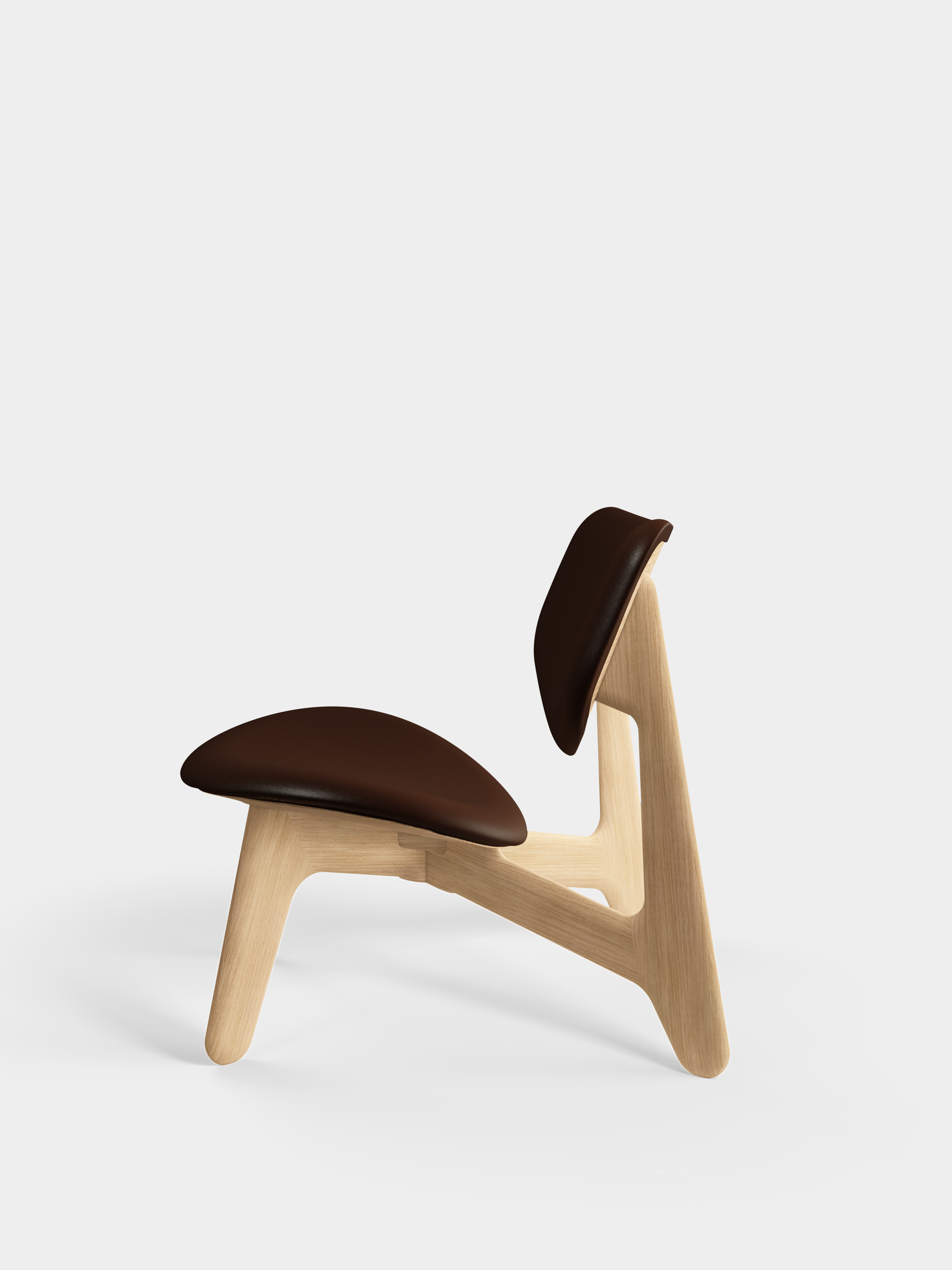 SLAB fauteuil in bruin leer met eiken basis
