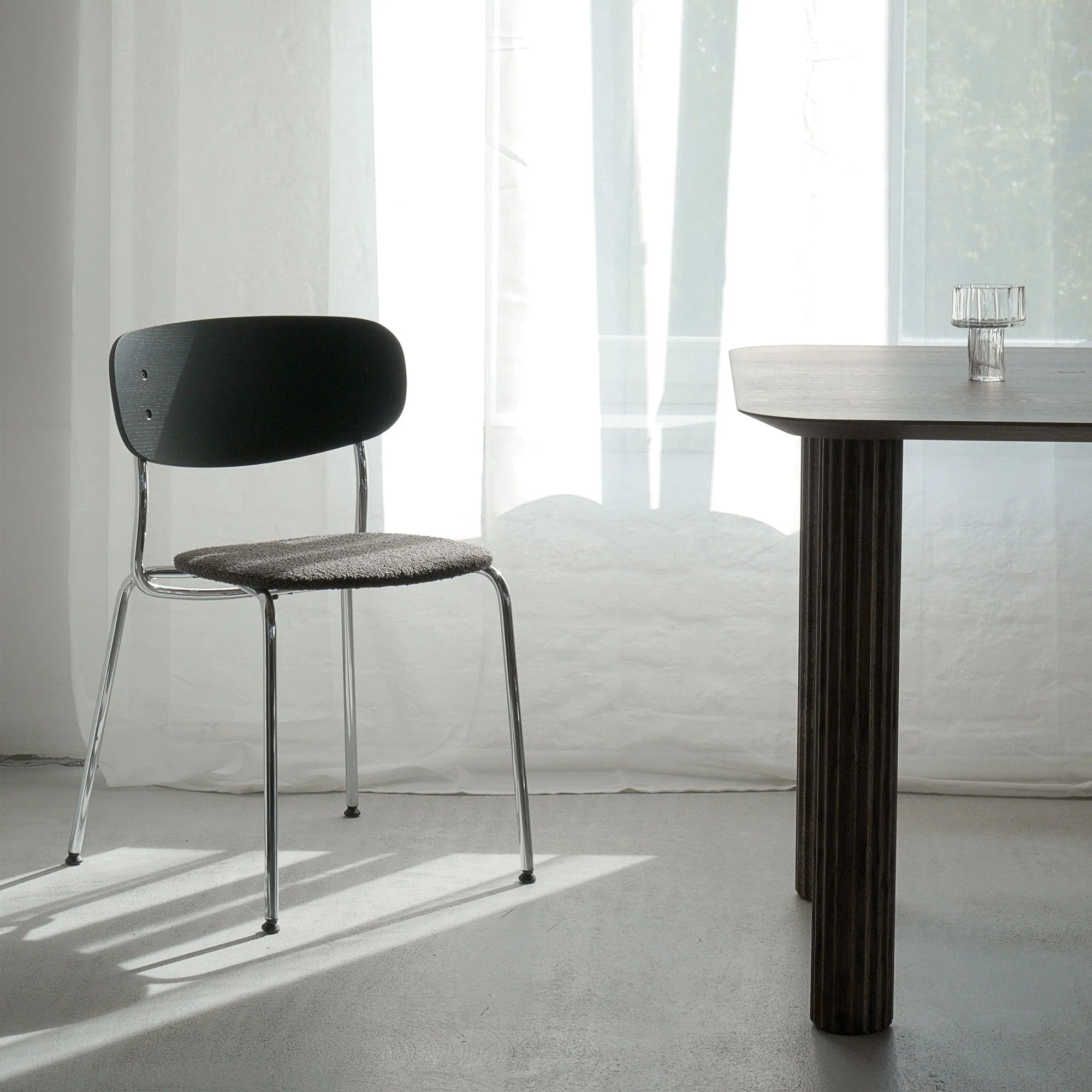 Stuhl SPLOT aus Eichenholz mit verchromtem Gestell