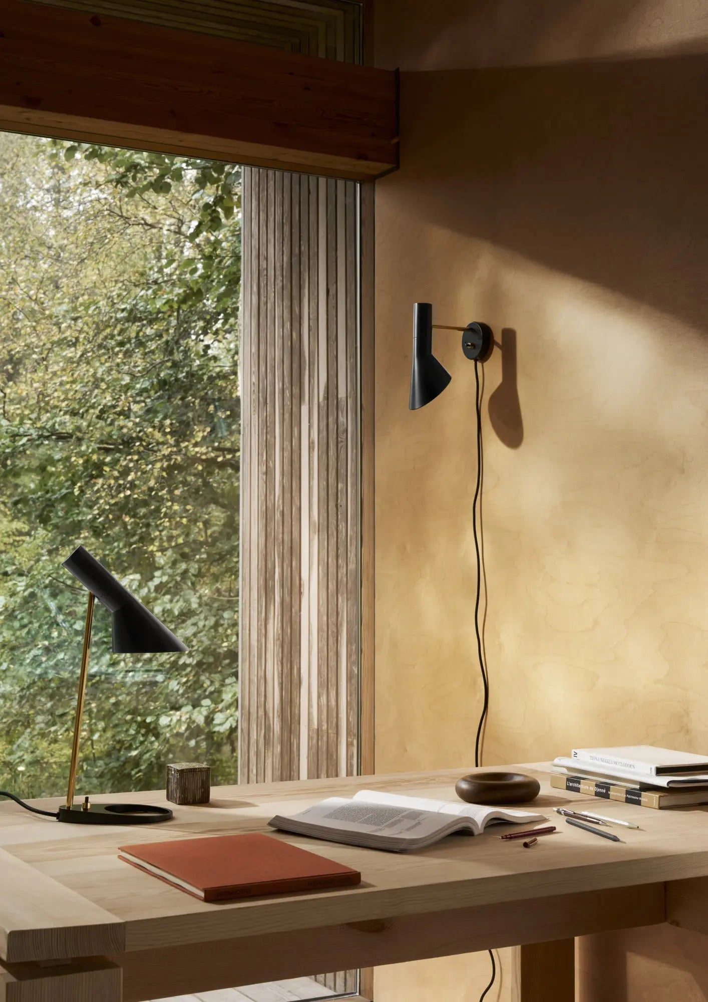 Lampa stołowa AJ MINI czarny z mosiężnym – Louis Poulsen