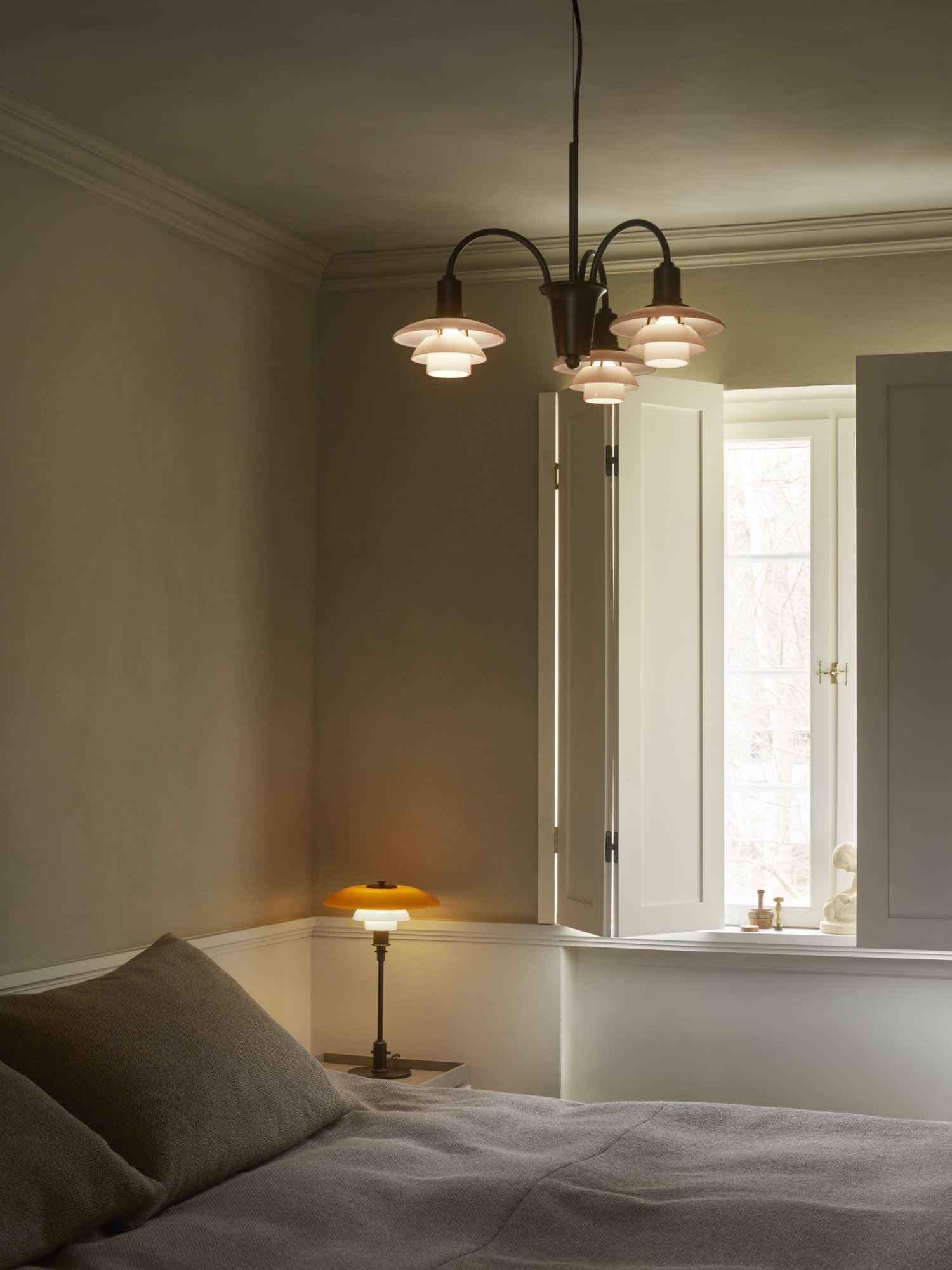Lampa stołowa PH 3/2 - edycja stulecia biały z pomarańczowym z brązową podstawą – Louis Poulsen