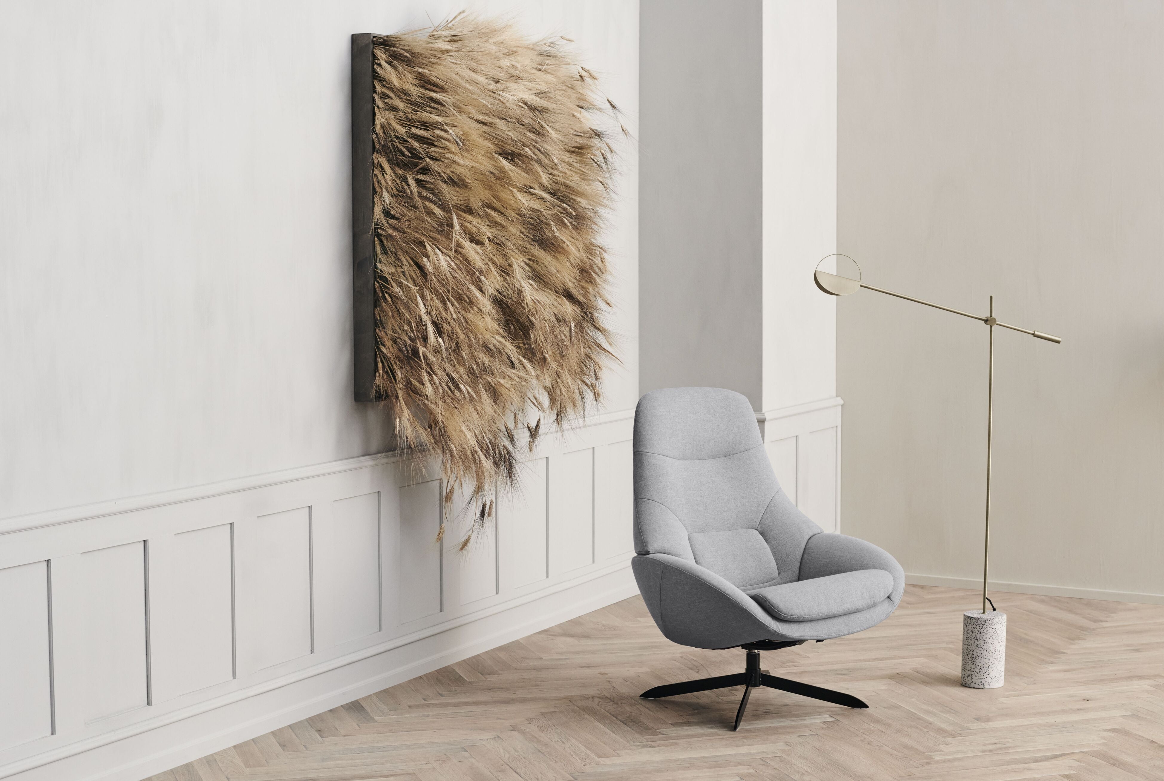 Saga Curated Edition chair gray base