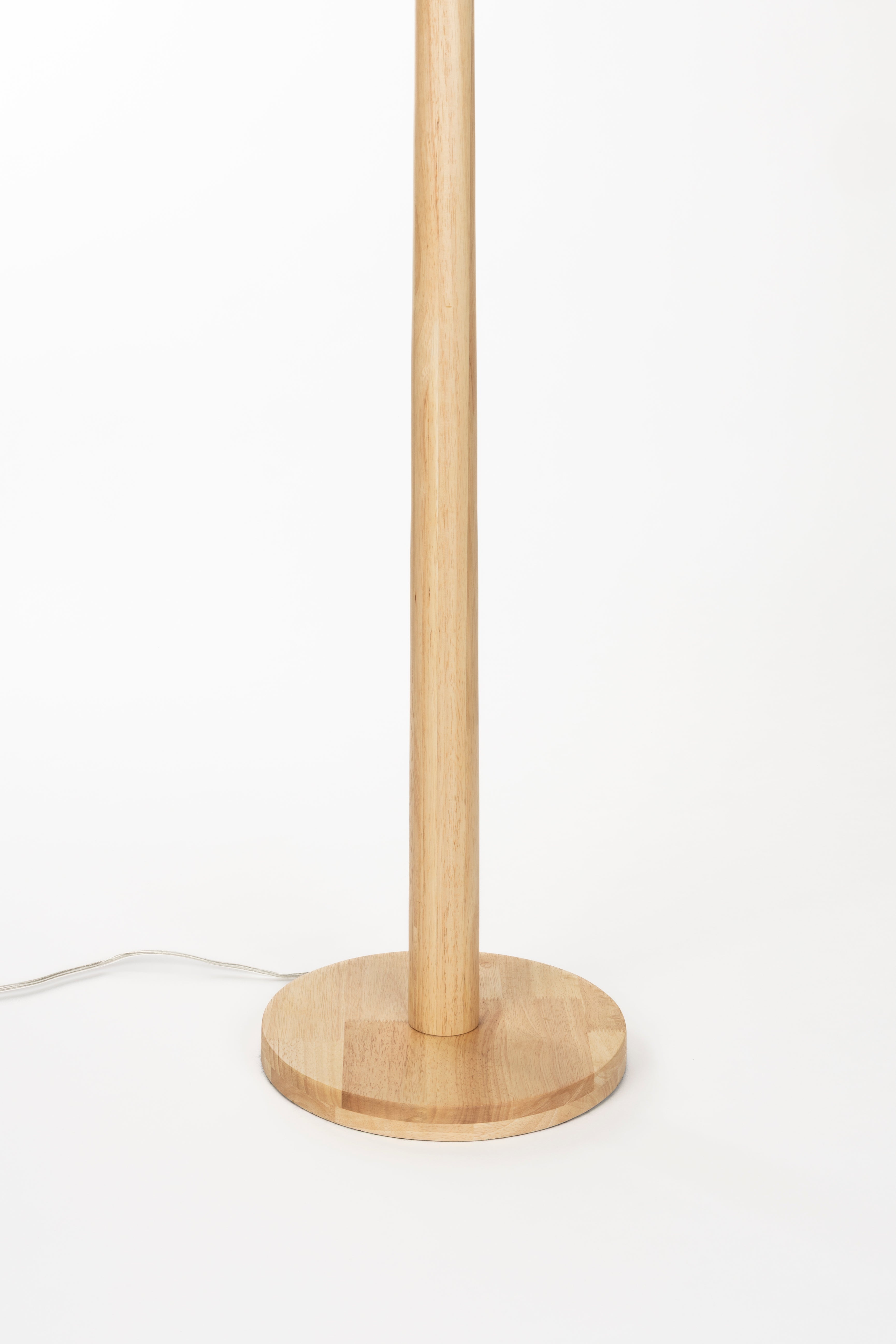 Lampa podłogowa SCALLOP złamana biel z drewnianą podstawą