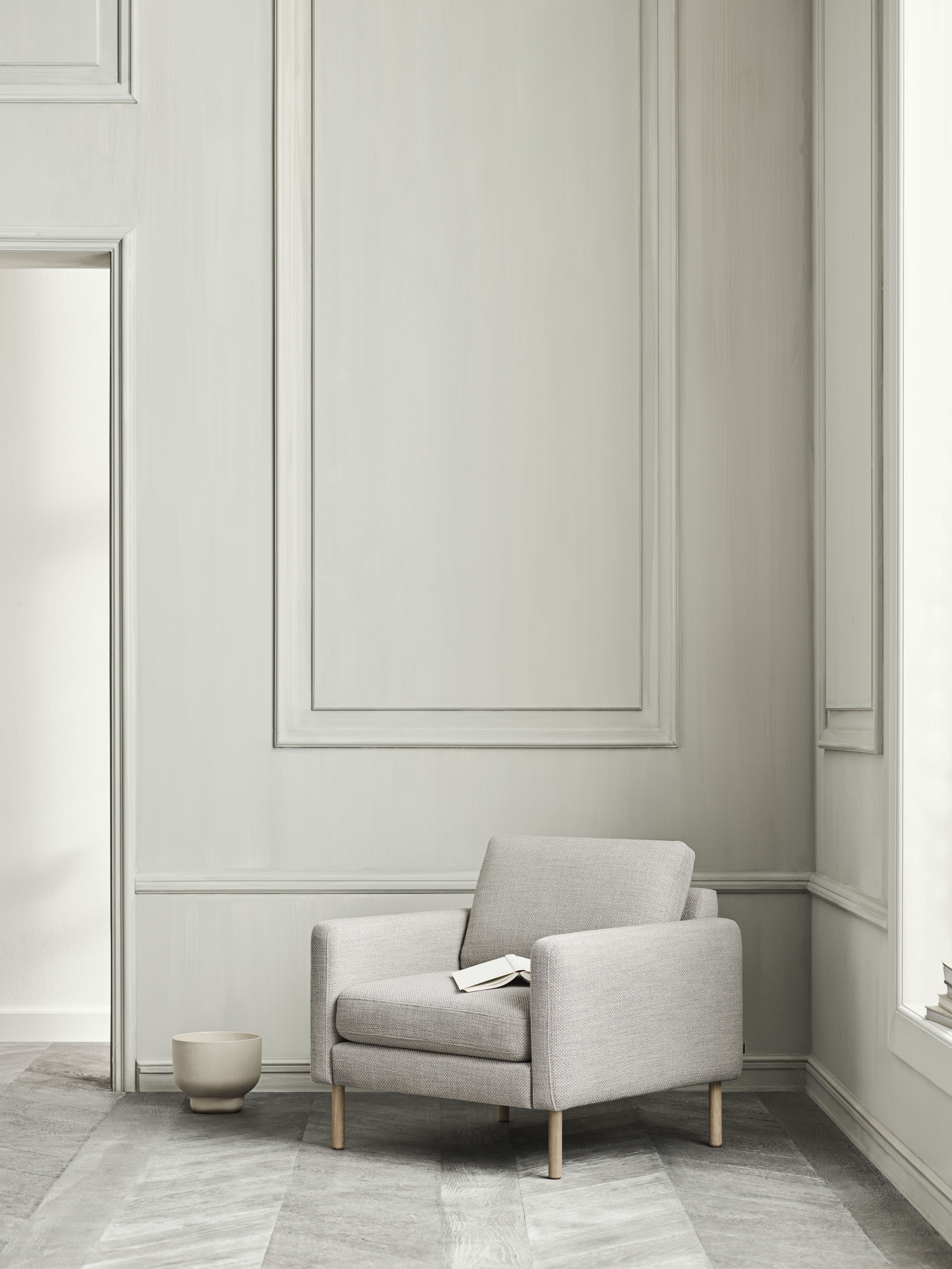 Gestoffeerde fauteuil SCANDINAVIA met een basis van donker eikenhout