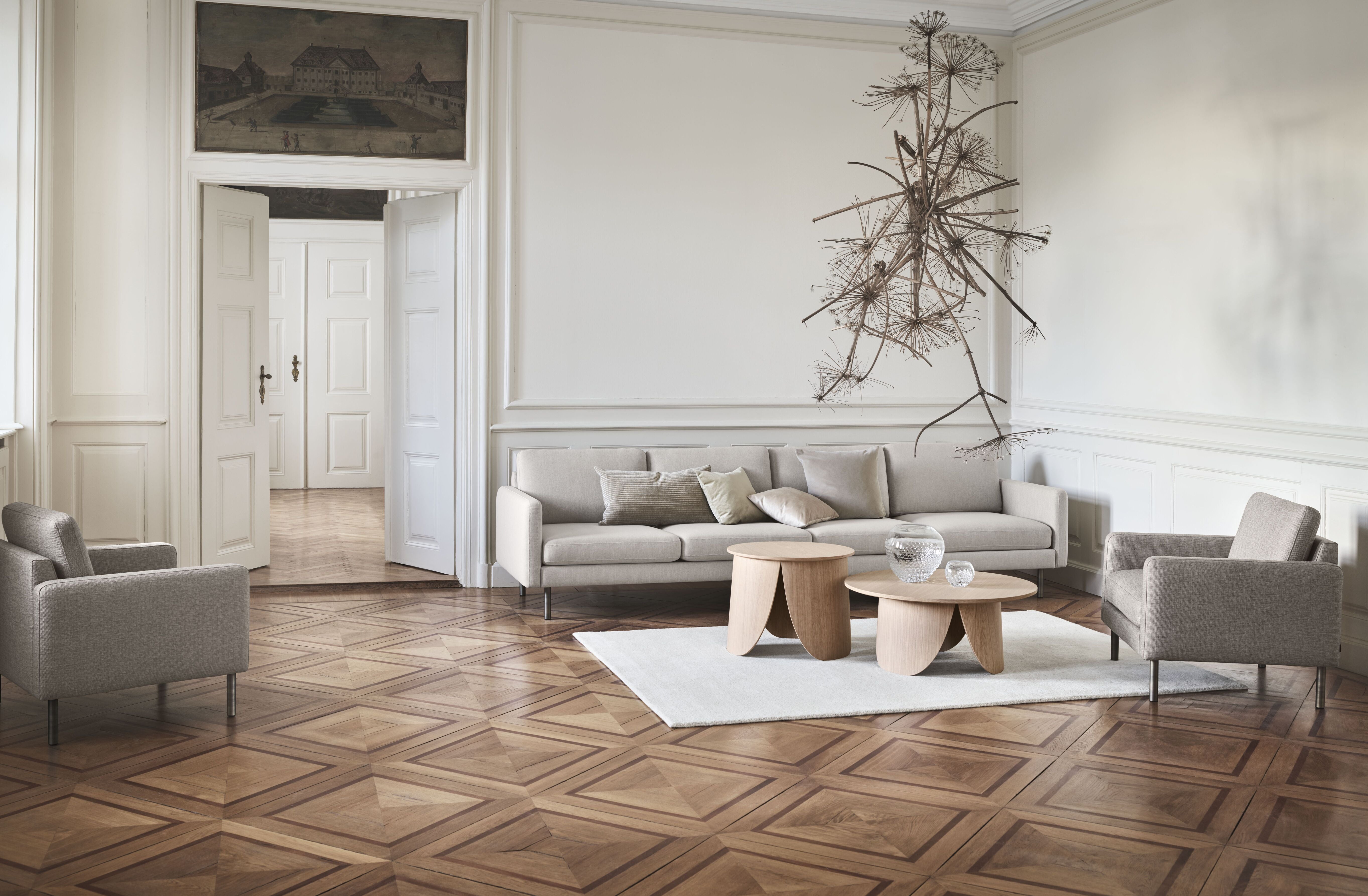 Gestoffeerde fauteuil SCANDINAVIA met een basis van donker eikenhout