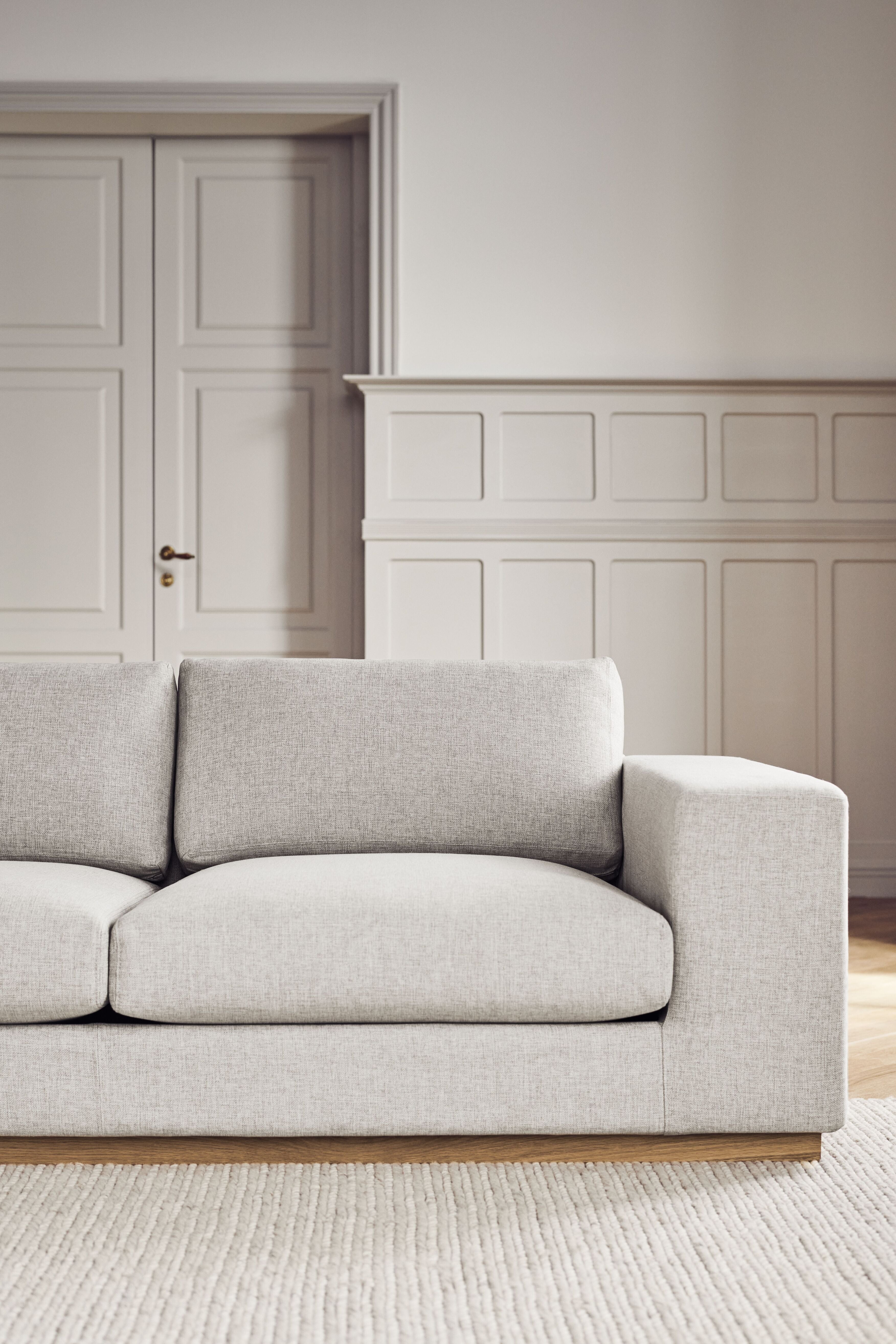 Sofa 5-persoons SEPIA met een basis van gebleekt eikenhout