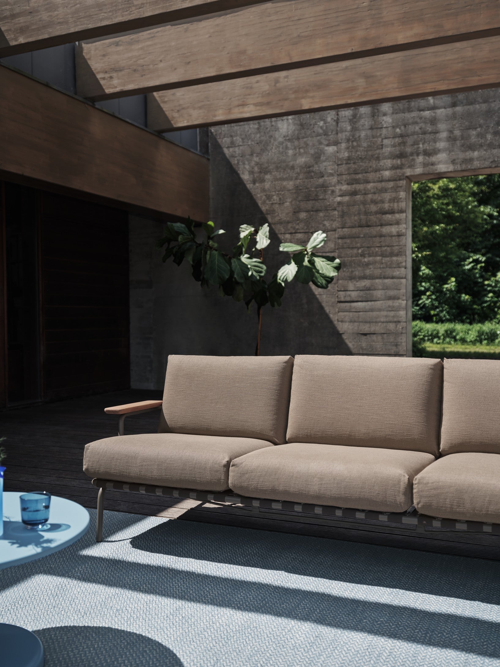 SETTLE 3-Seater Sofa with Armrests, Brown with Taupe Base