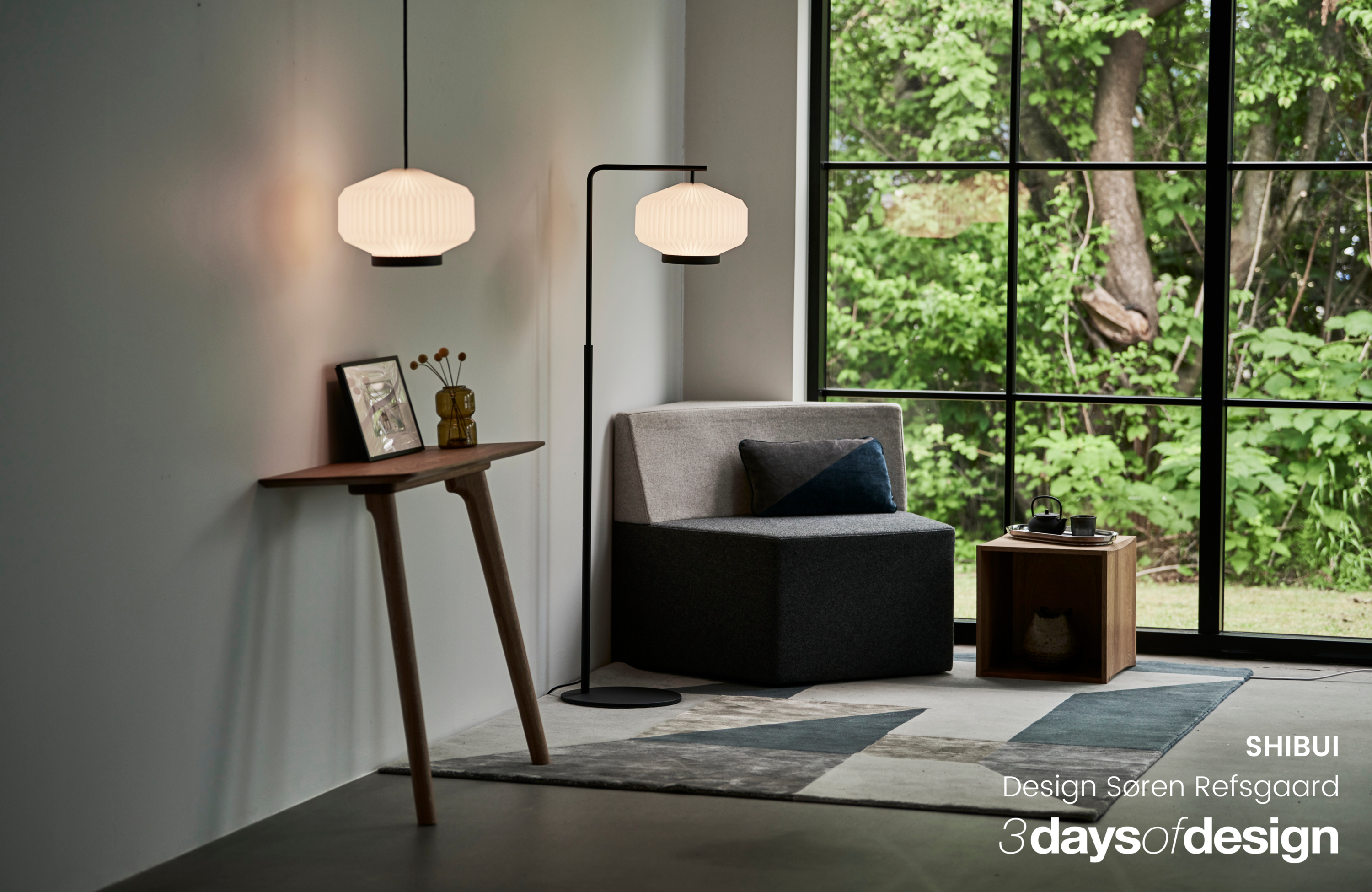 Stehlampe MODELL 386 SHIBUI weiß mit schwarzem Fuß