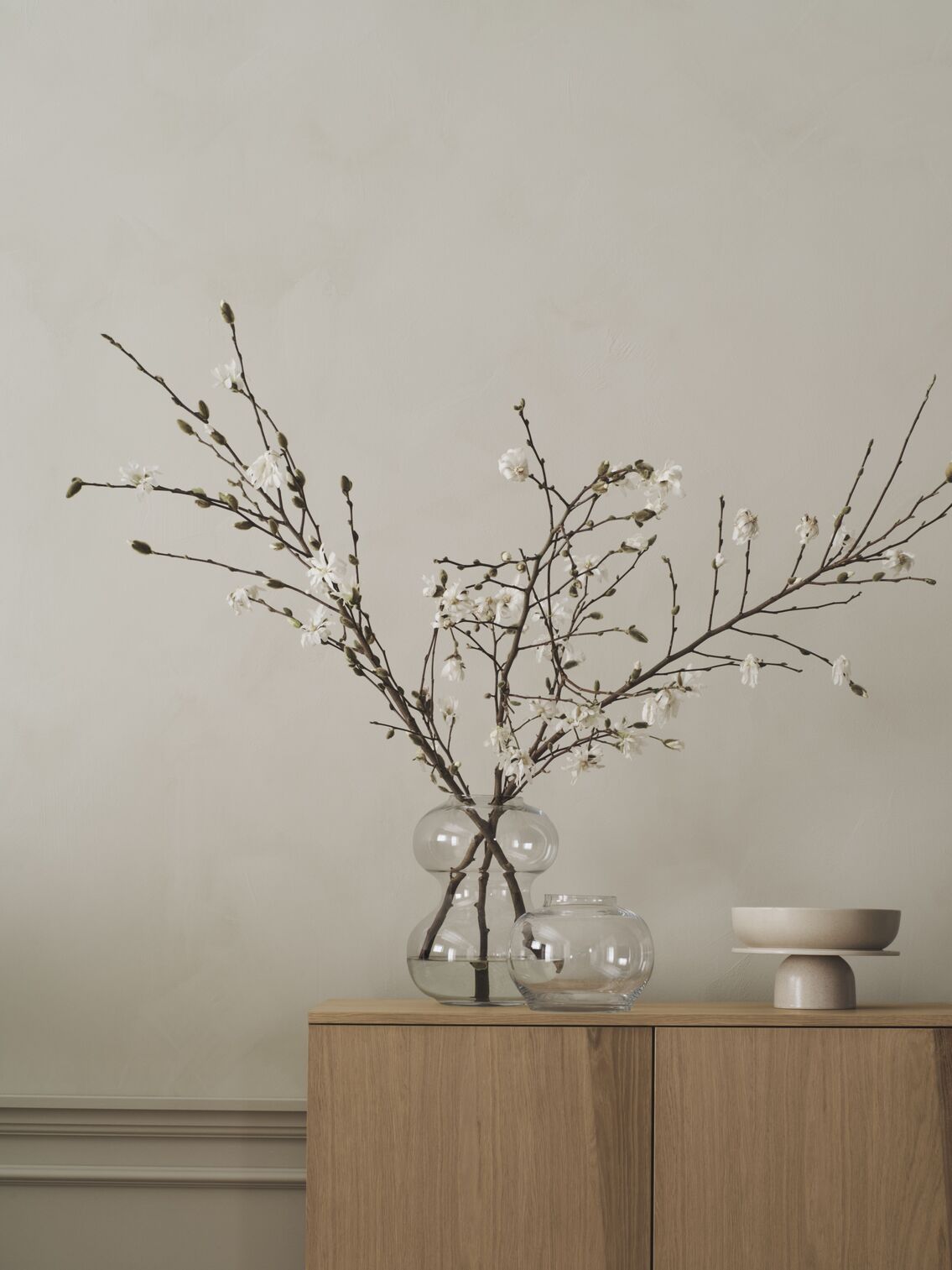 SILENT kast van gebleekt eikenhout met stalen basis