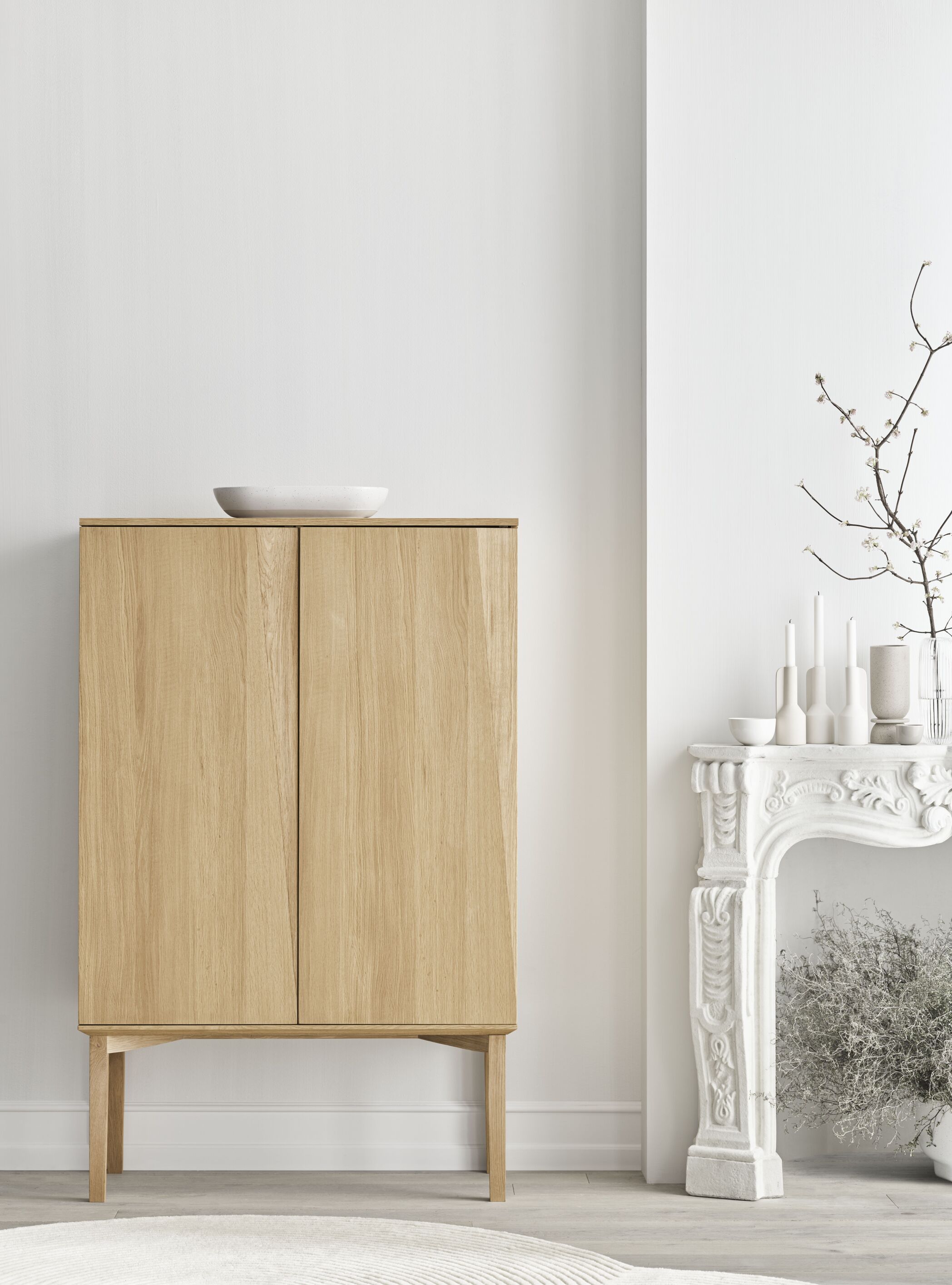 SILENT kast van gebleekt eikenhout met stalen basis