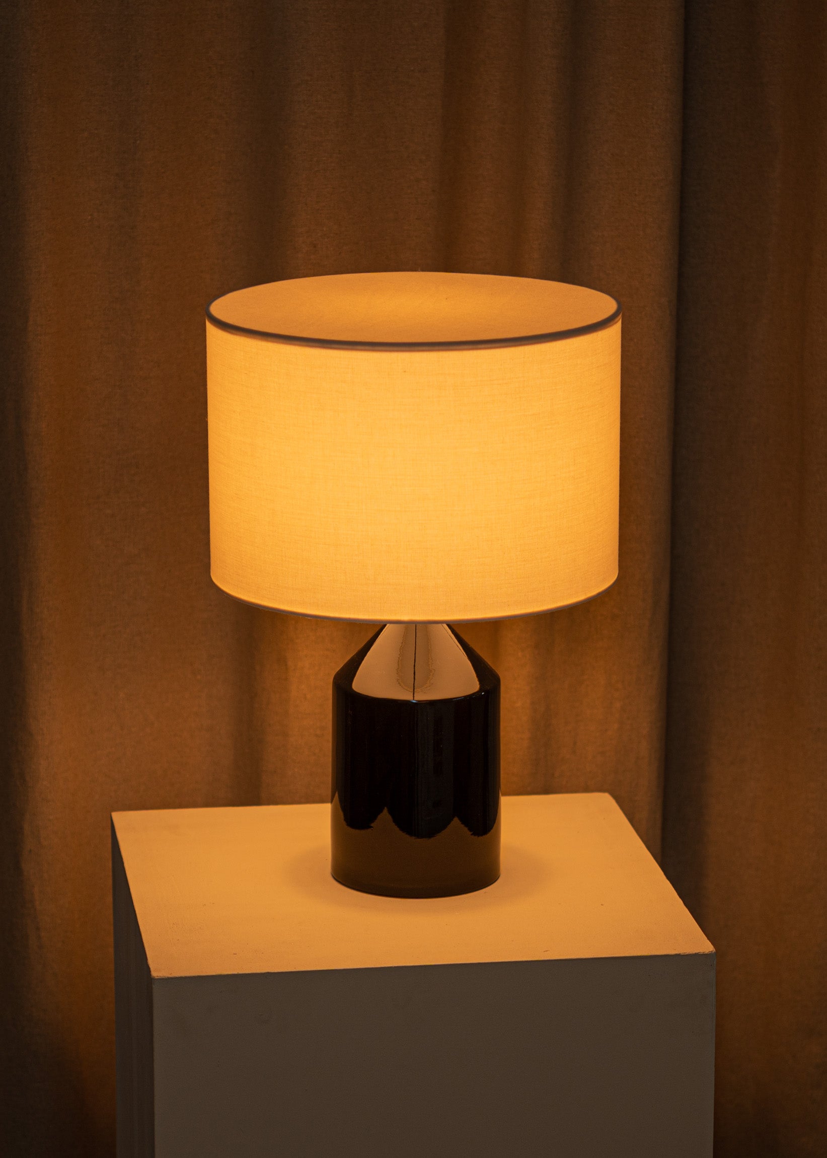 Tafellamp van keramiek JOSEF zwart