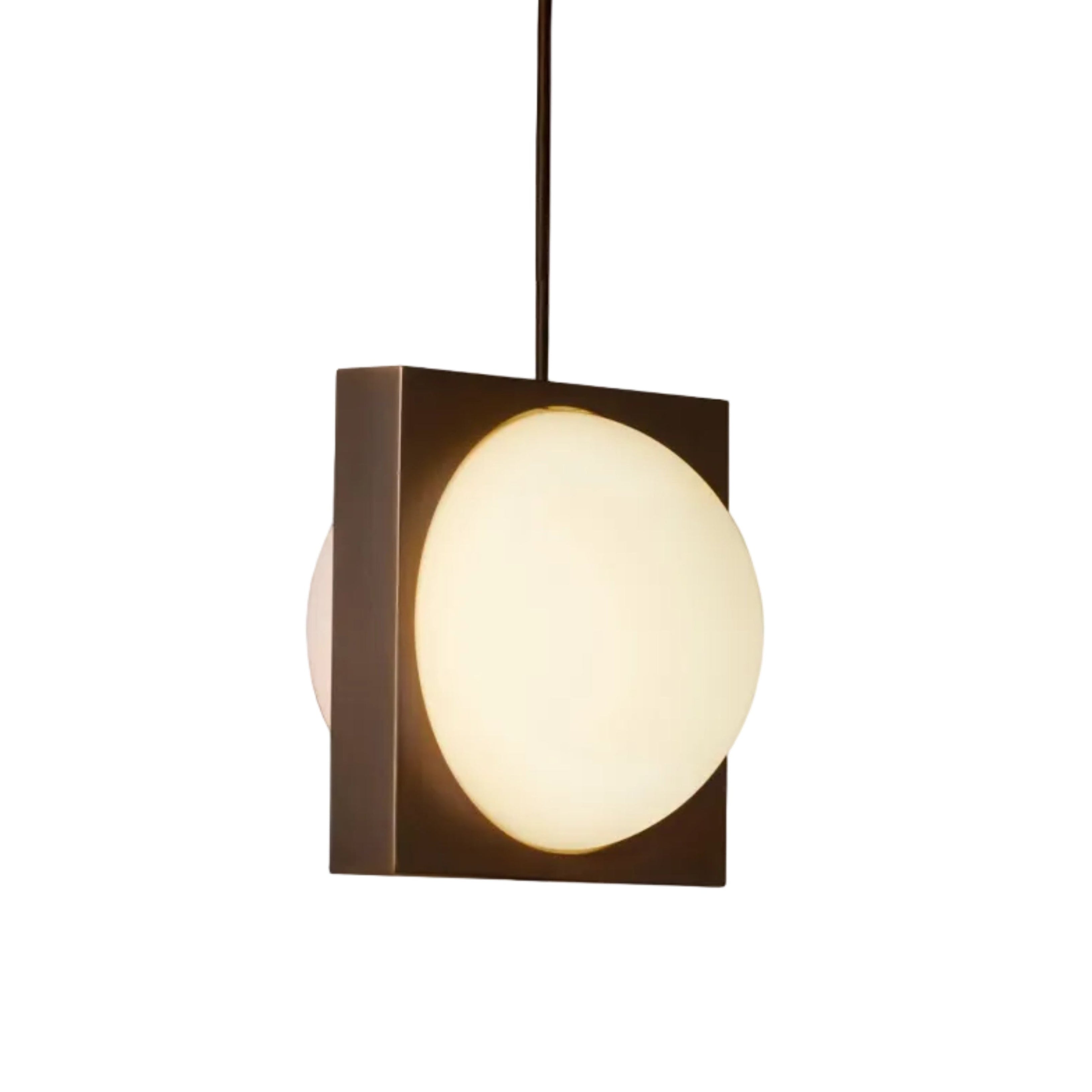 Hanglamp SOLSTICE met opalen glazen kap en zwart messing.