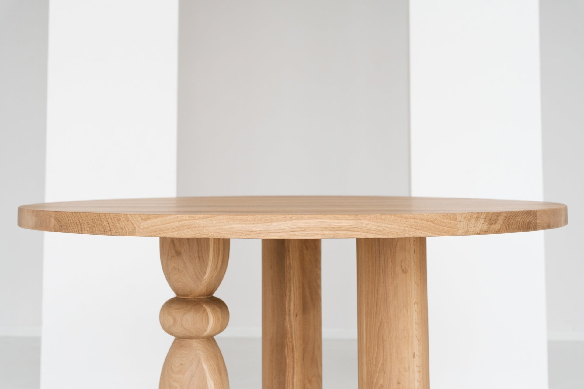 Ronde tafel CIRI van eikenhout