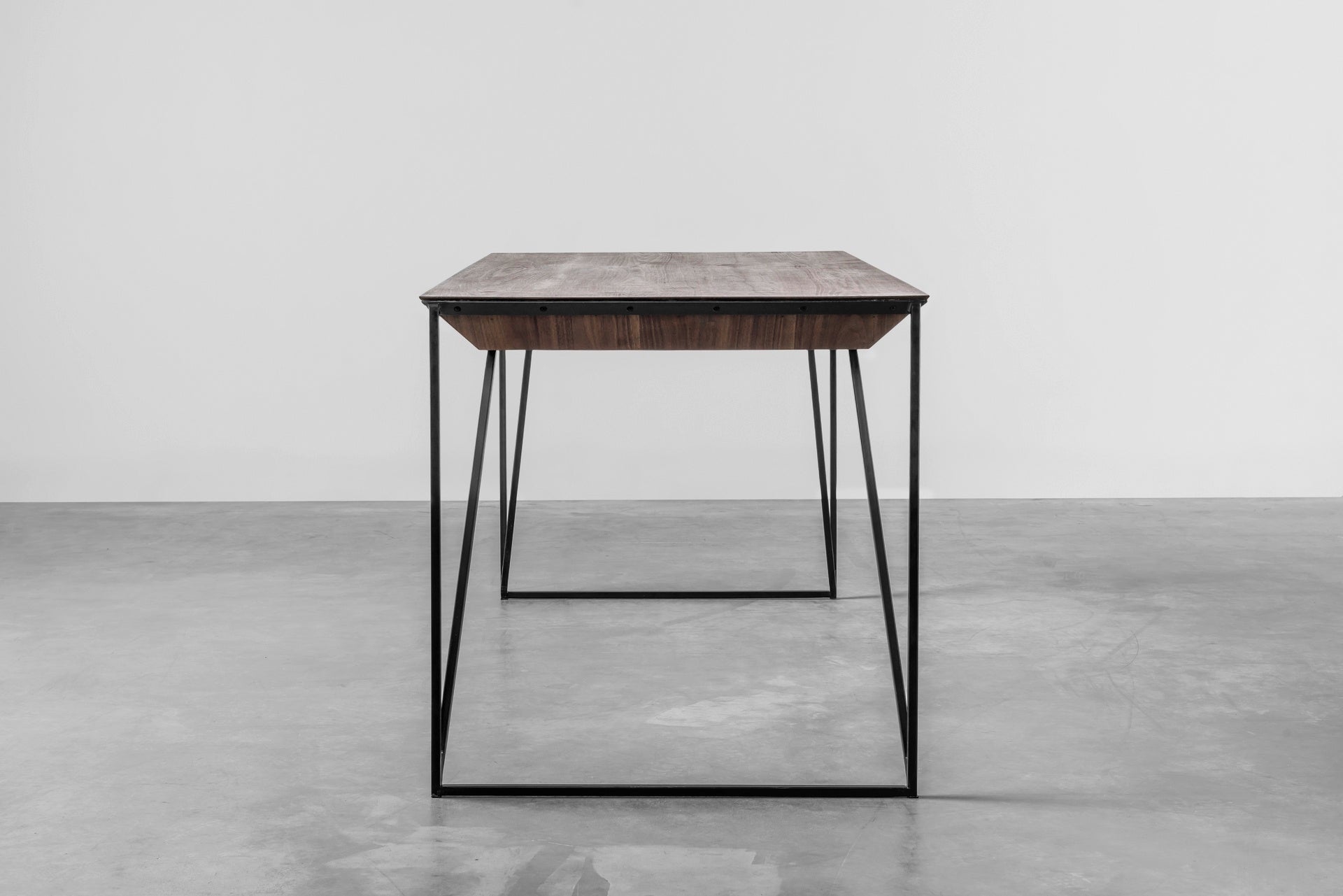 Tafel FRANCIS met notenhouten blad en zwarte stalen basis