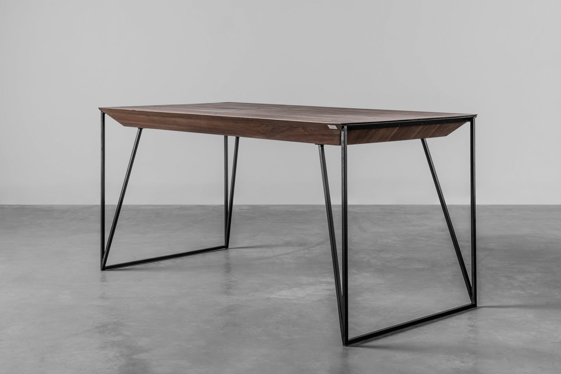 Tafel FRANCIS met notenhouten blad en zwarte stalen basis