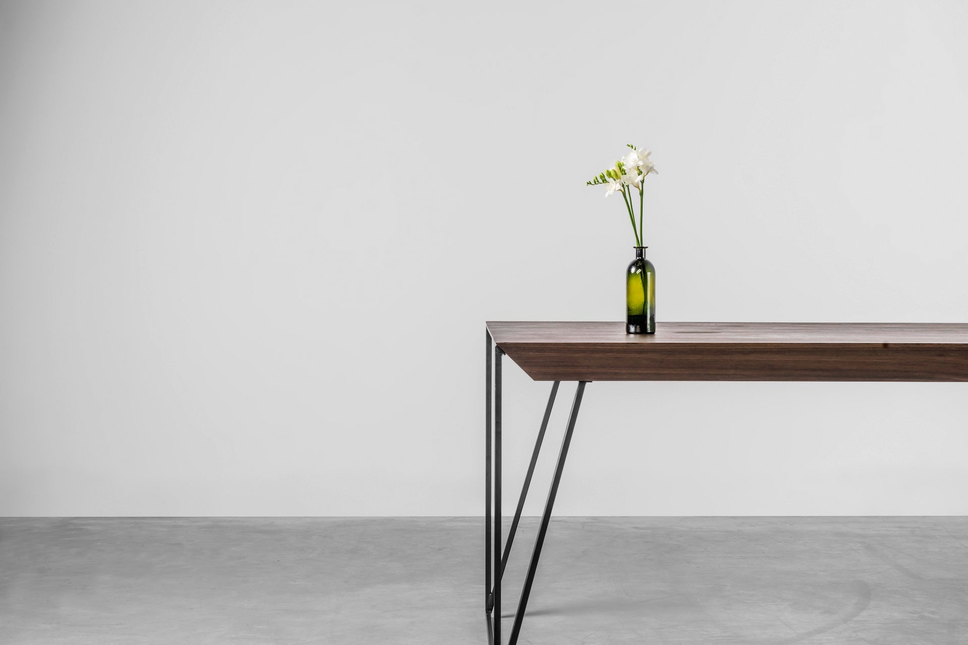 Tafel FRANCIS met notenhouten blad en zwarte stalen basis