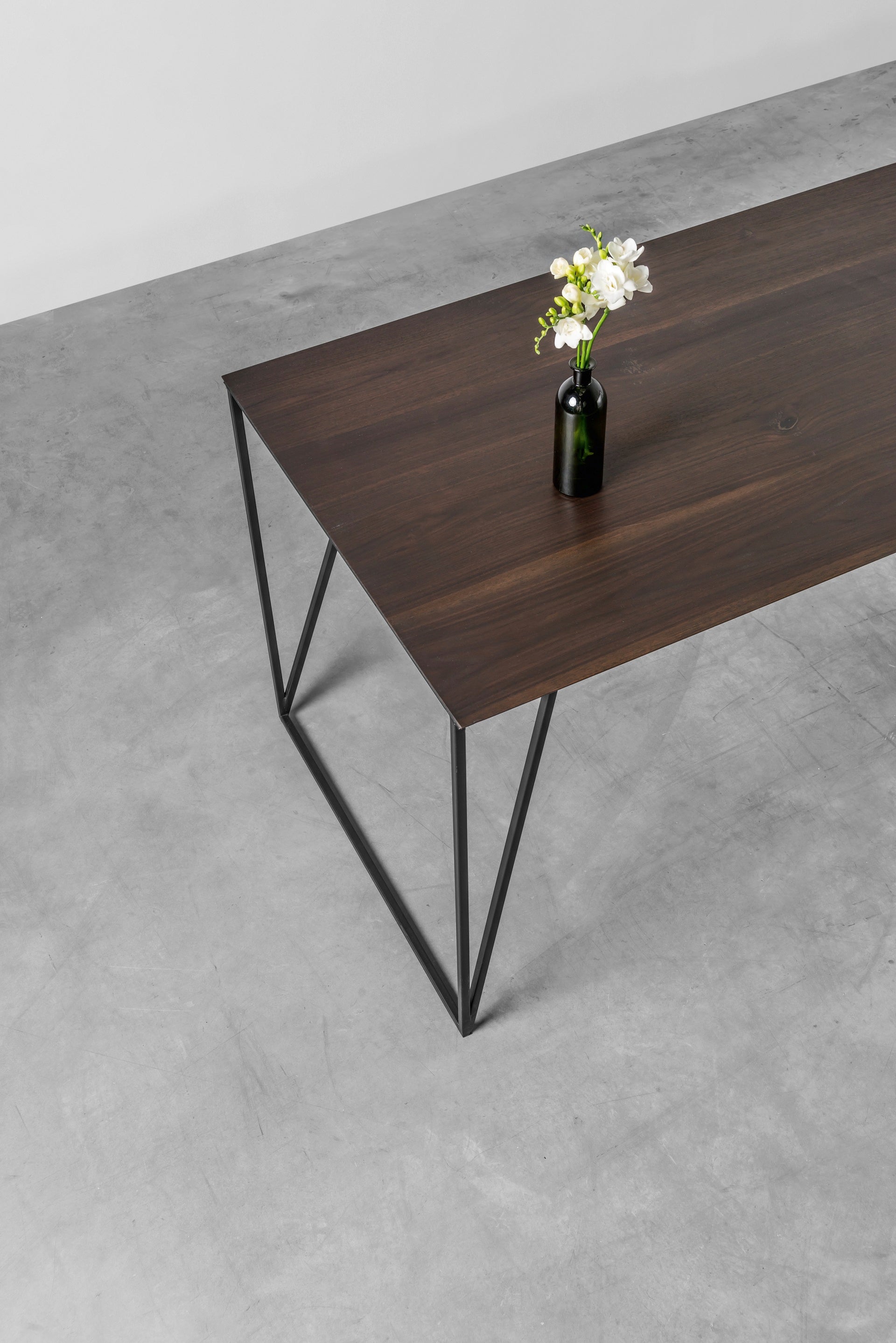 Tafel FRANCIS met notenhouten blad en zwarte stalen basis