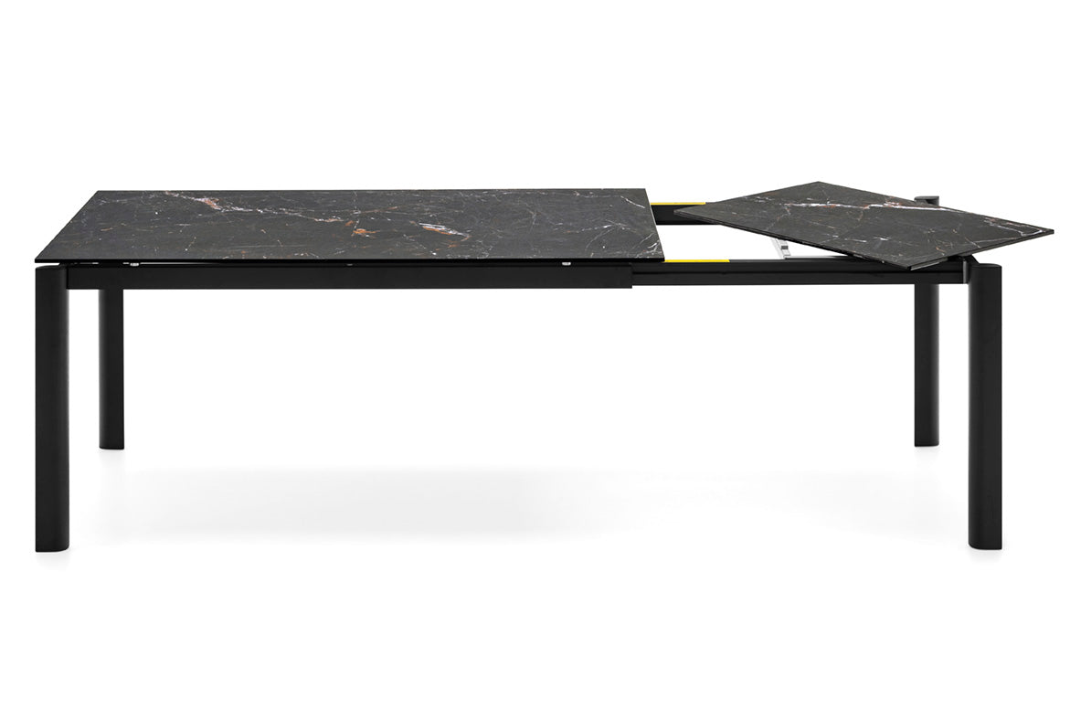 Uittrekbare tafel STREAM met zwart blad en zwarte basis