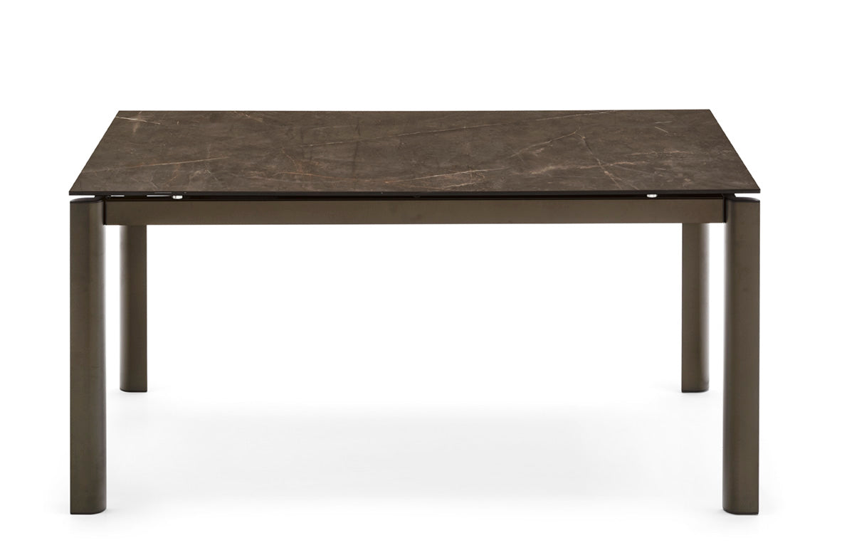Ausziehbarer Tisch STREAM mit brauner Tischplatte und braunem Gestell