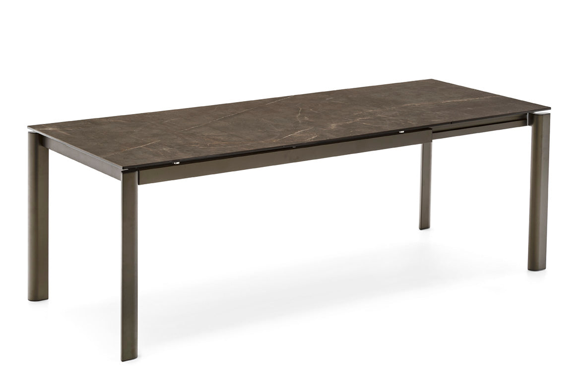 Ausziehbarer Tisch STREAM mit brauner Tischplatte und braunem Gestell