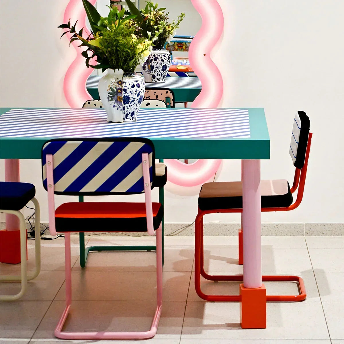 Barkruk SUPERSTOOL BLAUWE STREPEN rood met roze voet