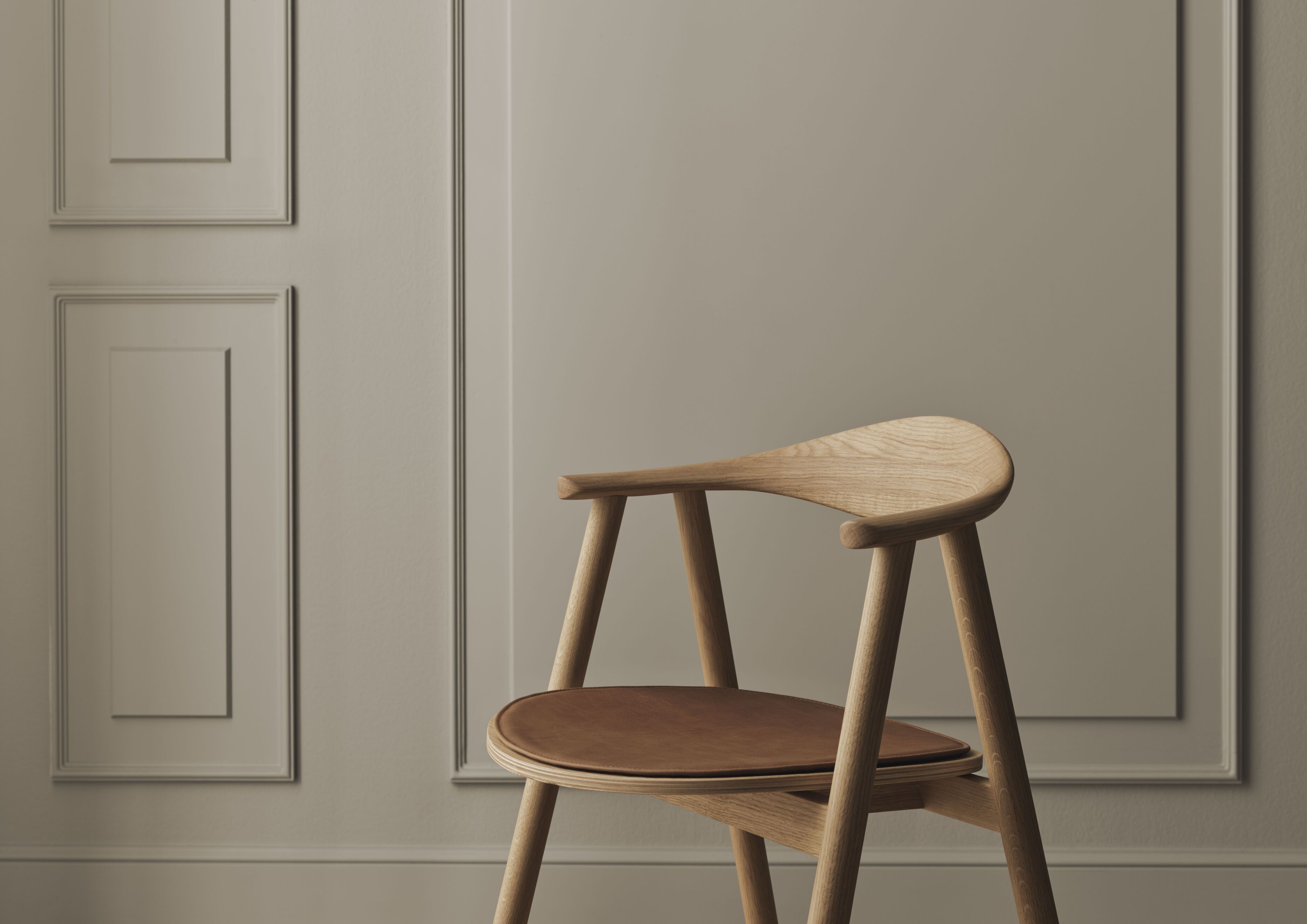 Gestoffeerde SWING stoel met donkere basis