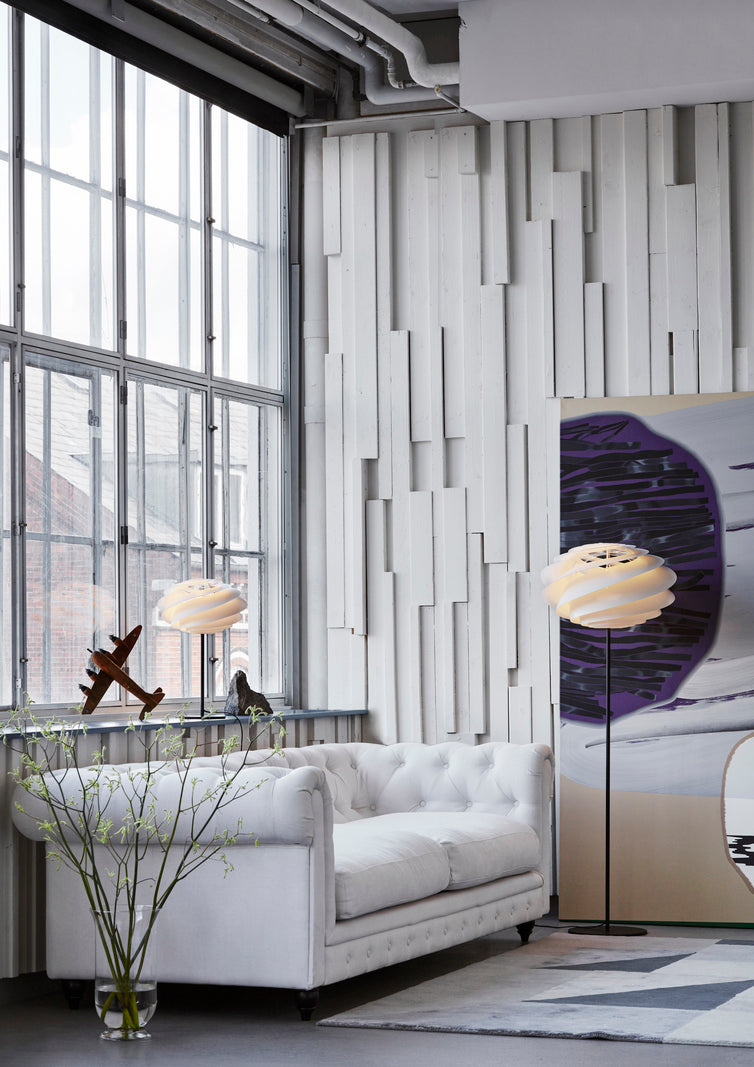 Stehlampe MODELL 331 SWIRL weiß mit schwarzem Fuß