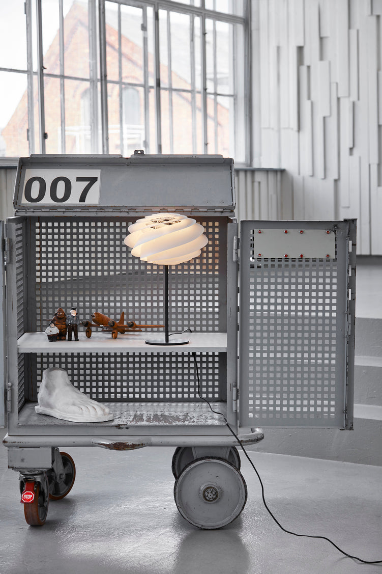 Stehlampe MODELL 331 SWIRL weiß mit schwarzem Fuß