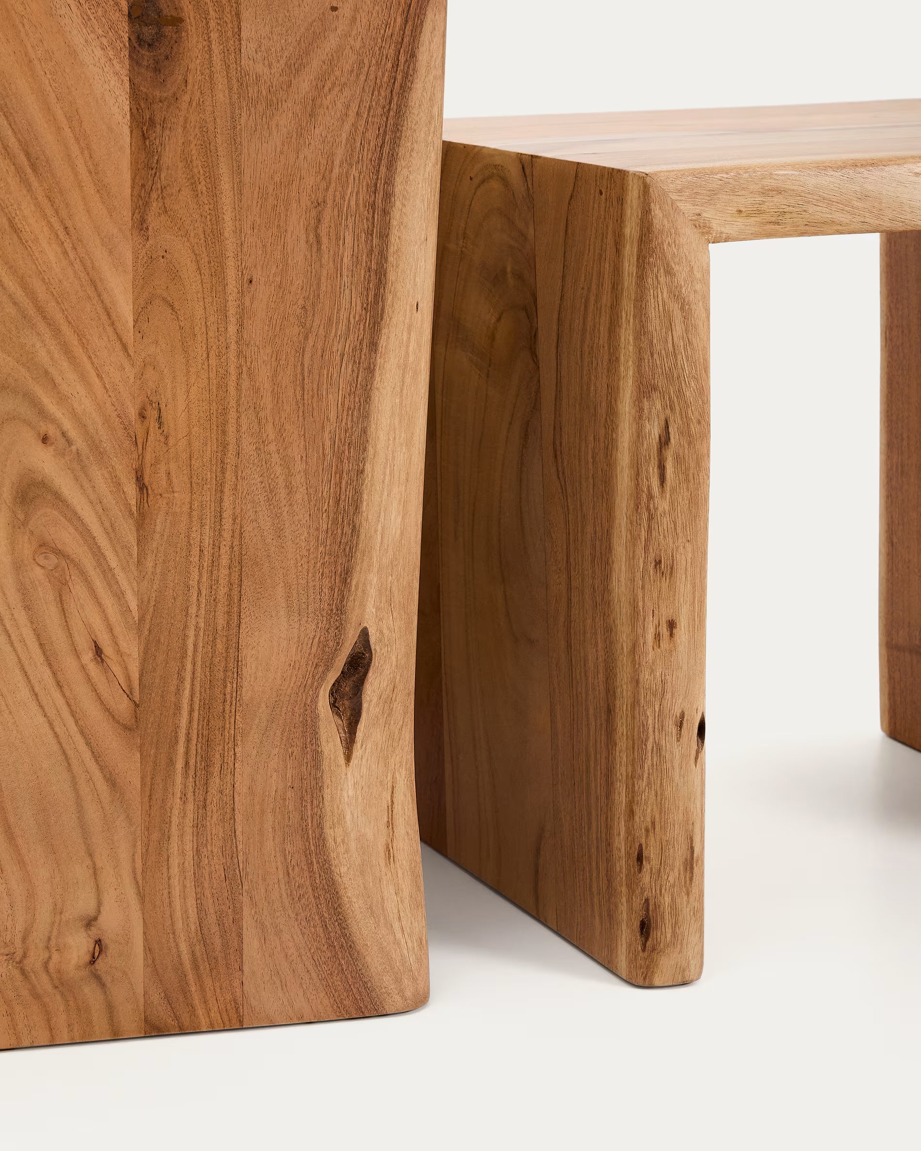 Set von Tischen LOMIRI aus massivem Akazienholz