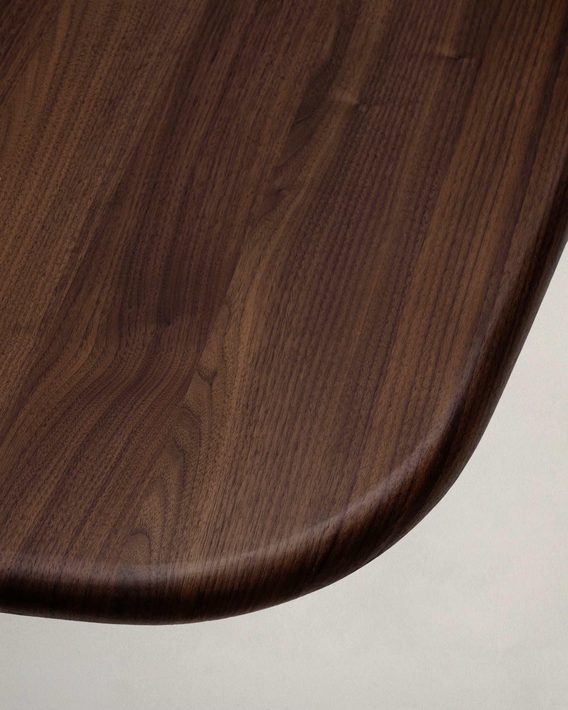 Tisch MELVAR Nussfurnier mit Stahlbasis