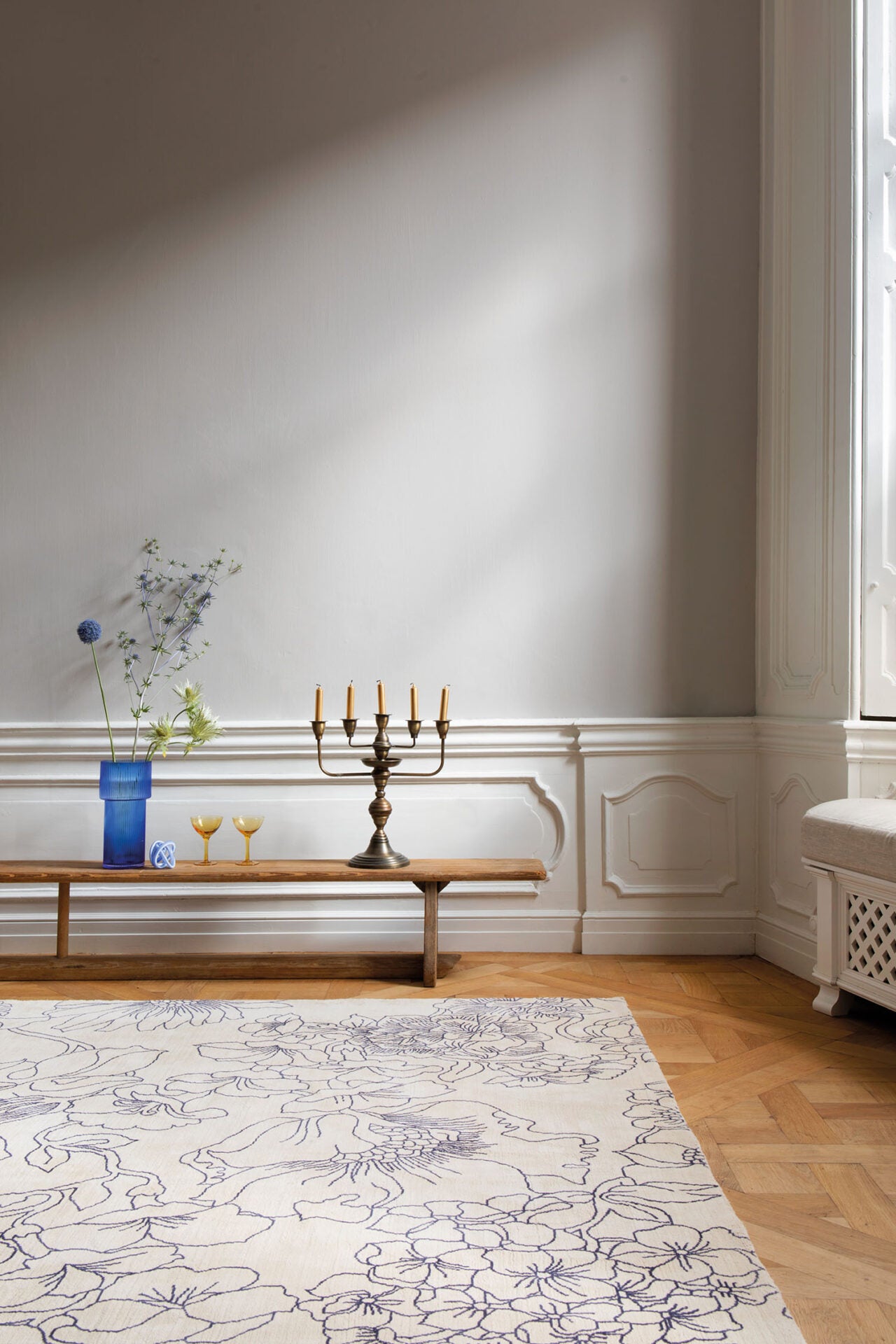 Vloerkleed LINEAR FLORAL BLAUW gebroken wit