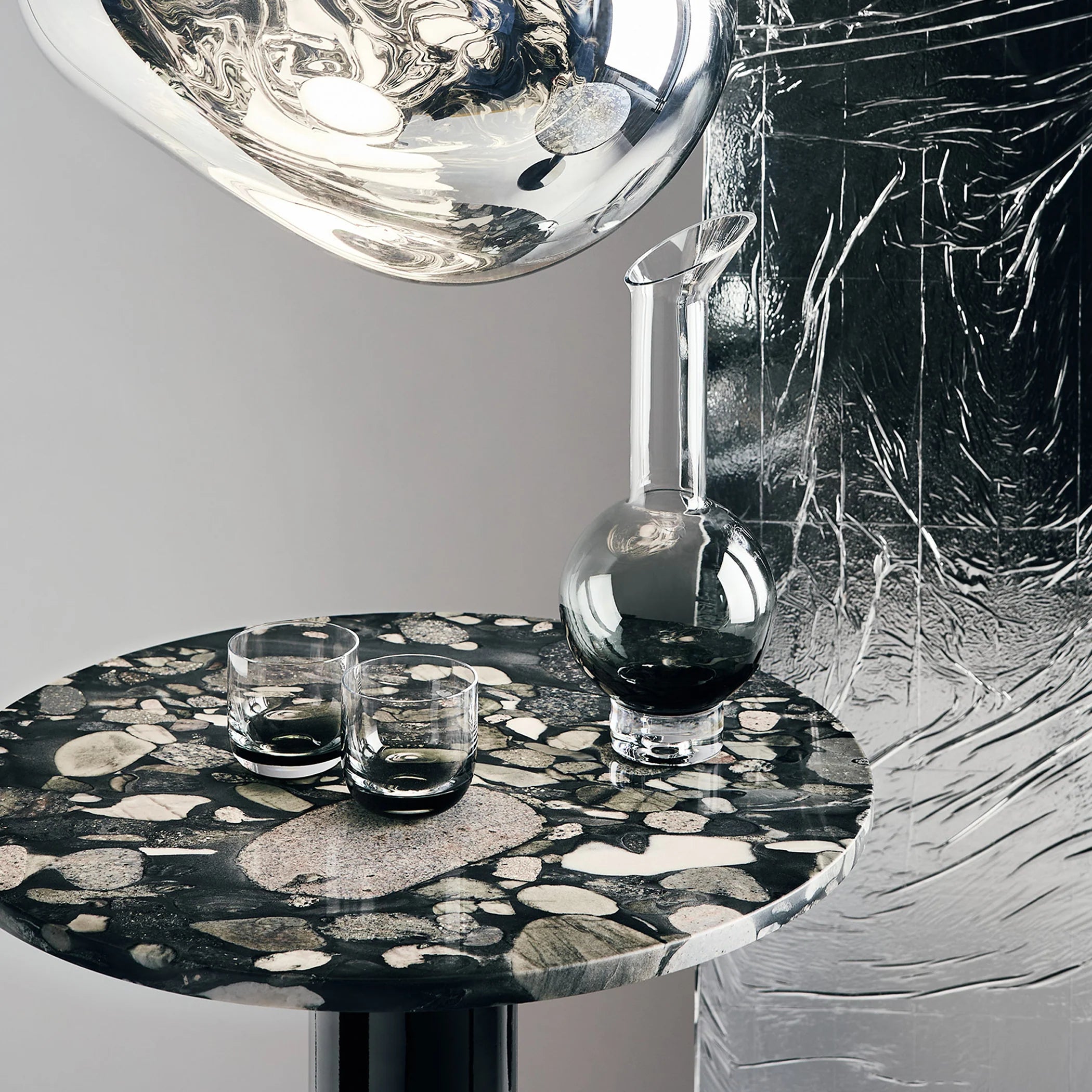 Bijzettafel TUBE van stenen marmer met zwarte basis