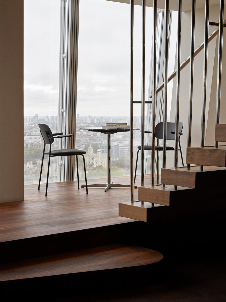 Stoel met armleuningen CO donker eikenfineer met zwarte basis