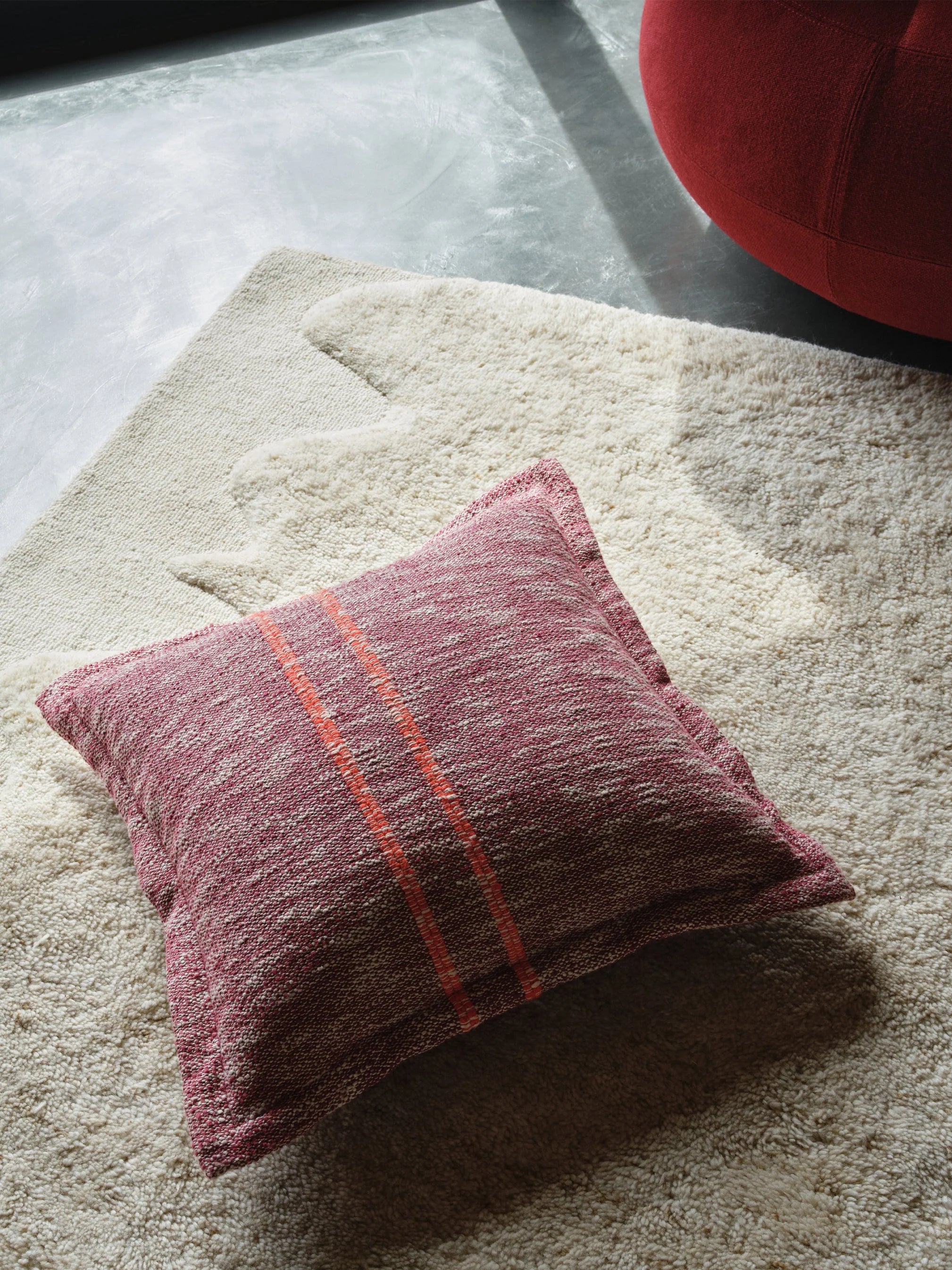 Kussen TRACK bordeauxrood met oranje