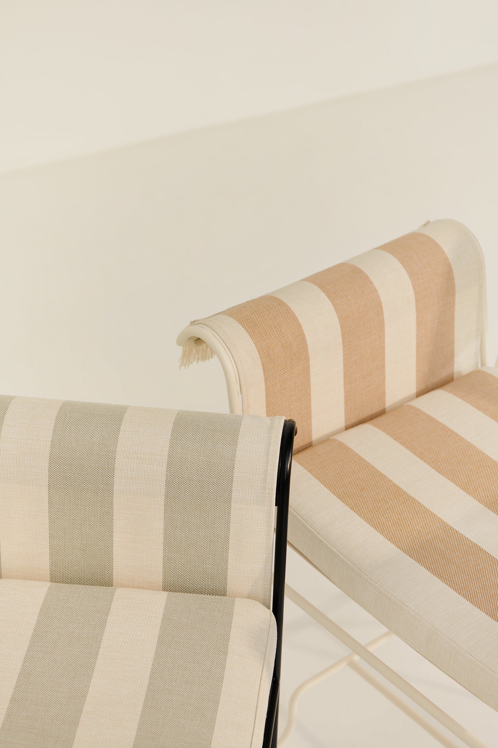 Tuinstoel TROPIQUE beige-wit met een witte stalen basis