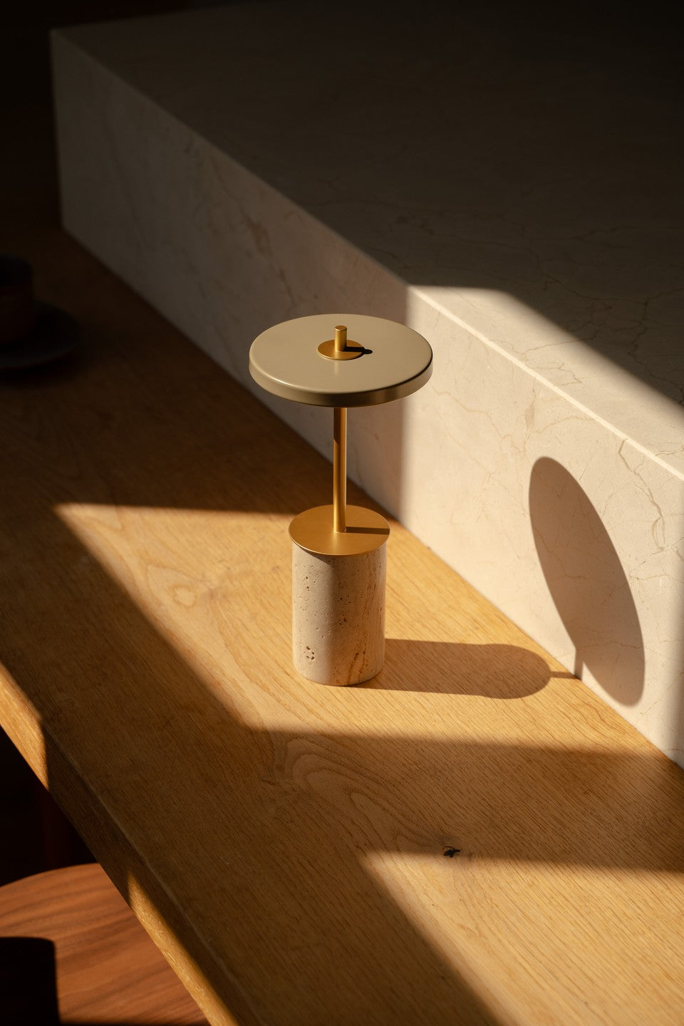 Tafellamp ASTERIA MOVE MINI travertijn met gouden inzetstuk