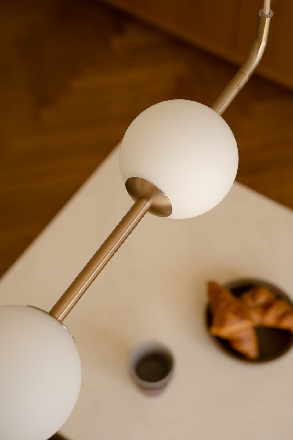 Pendelleuchte AUDREY LINEAR weiß mit goldener Einlage