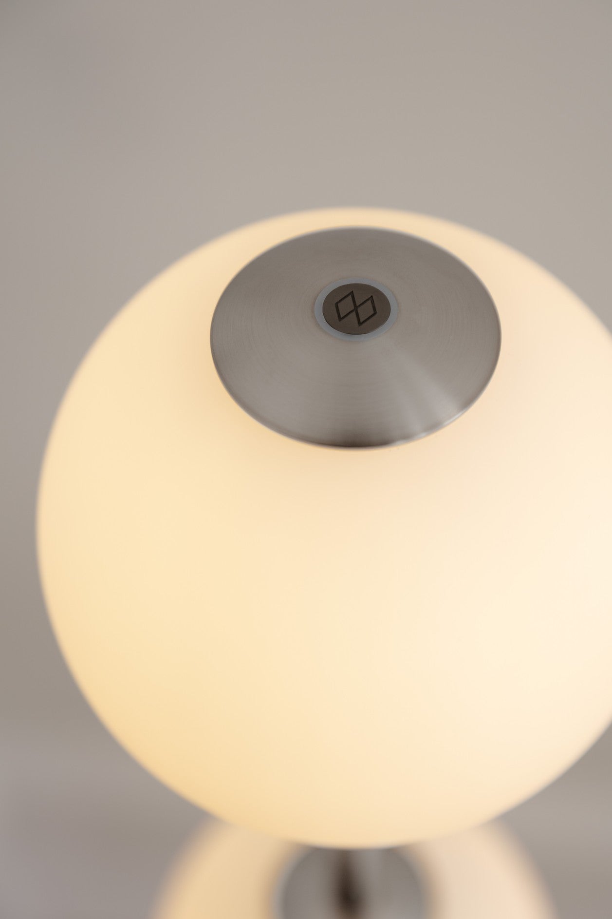 AUDREY floor lamp in white with silver accent